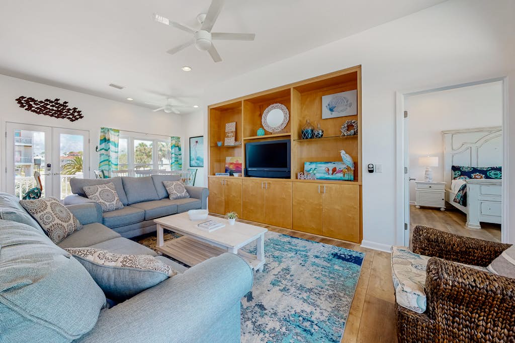 Dog-friendly charmer near the Gulf with private salt water pool, W/D, deck & AC