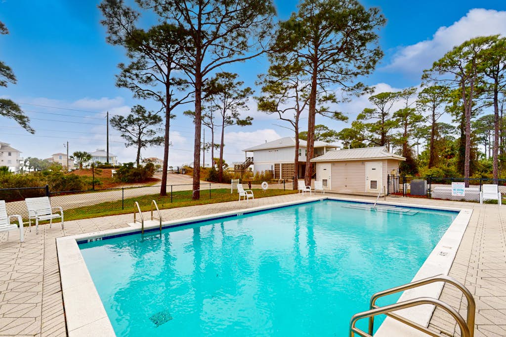 Discount Summer, Bay-view, dog-friendly, outdoor pool, elevator, decks, dock access & W/D
