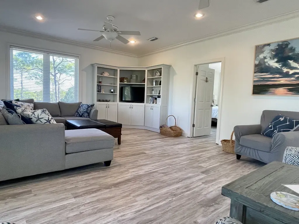 Discount Summer, Bay-view, dog-friendly, outdoor pool, elevator, decks, dock access & W/D