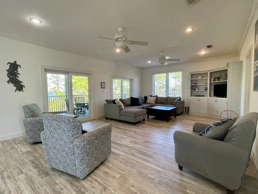 Discount Summer, Bay-view, dog-friendly, outdoor pool, elevator, decks, dock access & W/D