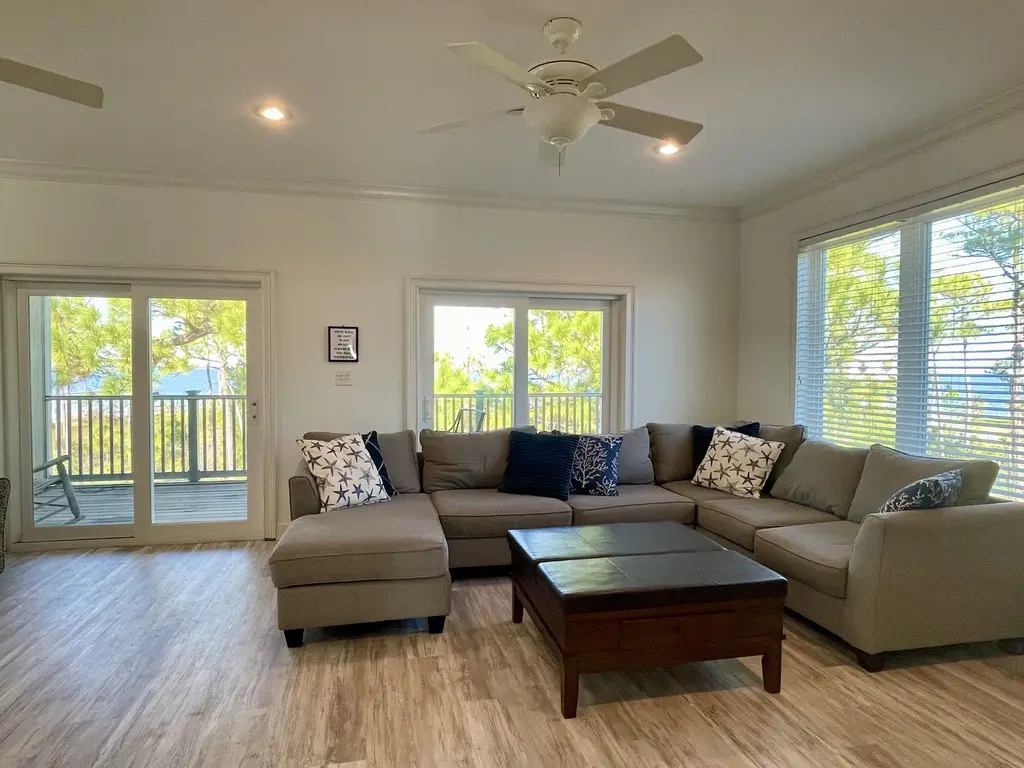 Discount Summer, Bay-view, dog-friendly, outdoor pool, elevator, decks, dock access & W/D