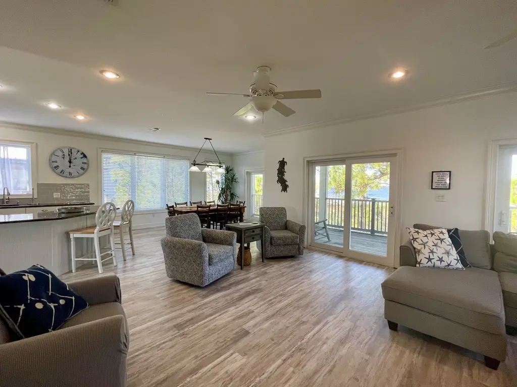 Discount Summer, Bay-view, dog-friendly, outdoor pool, elevator, decks, dock access & W/D