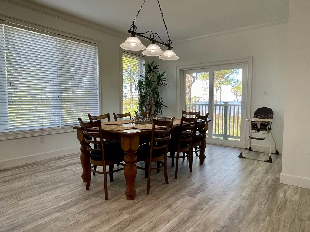 Discount Summer, Bay-view, dog-friendly, outdoor pool, elevator, decks, dock access & W/D