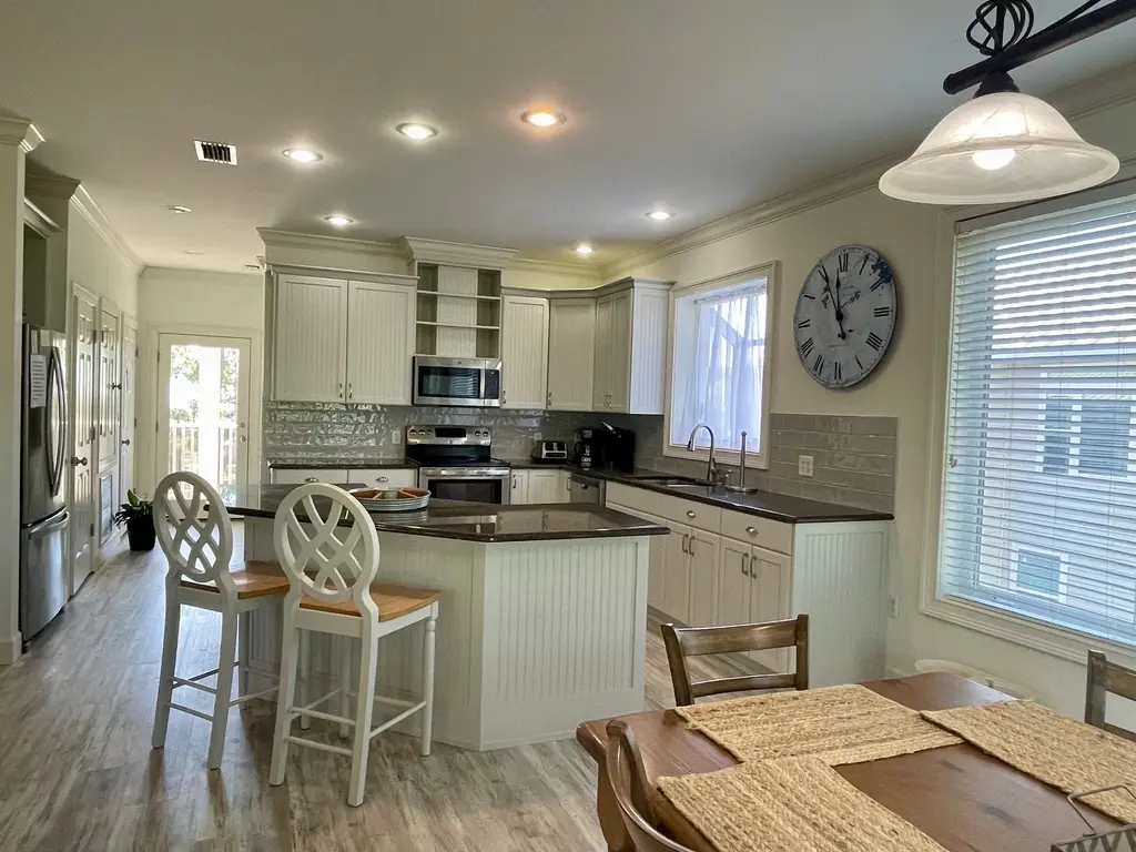 Discount Summer, Bay-view, dog-friendly, outdoor pool, elevator, decks, dock access & W/D
