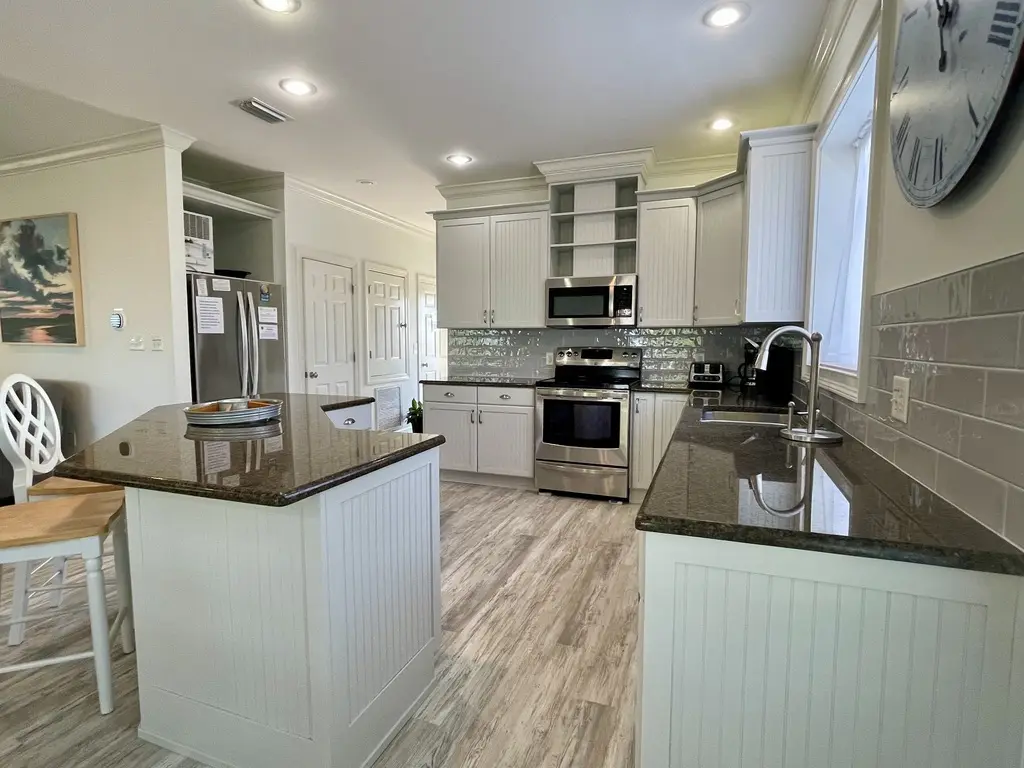 Discount Summer, Bay-view, dog-friendly, outdoor pool, elevator, decks, dock access & W/D