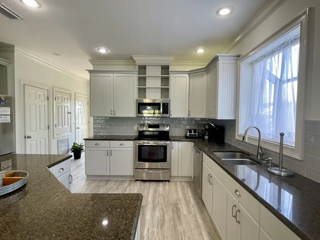 Discount Summer, Bay-view, dog-friendly, outdoor pool, elevator, decks, dock access & W/D