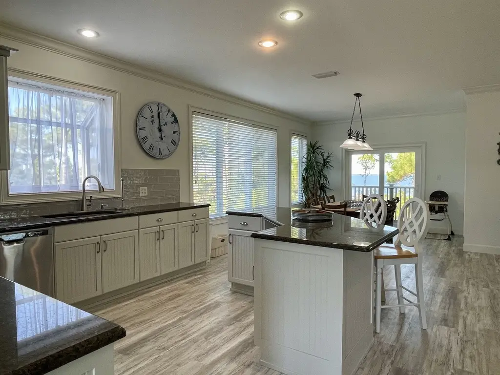 Discount Summer, Bay-view, dog-friendly, outdoor pool, elevator, decks, dock access & W/D