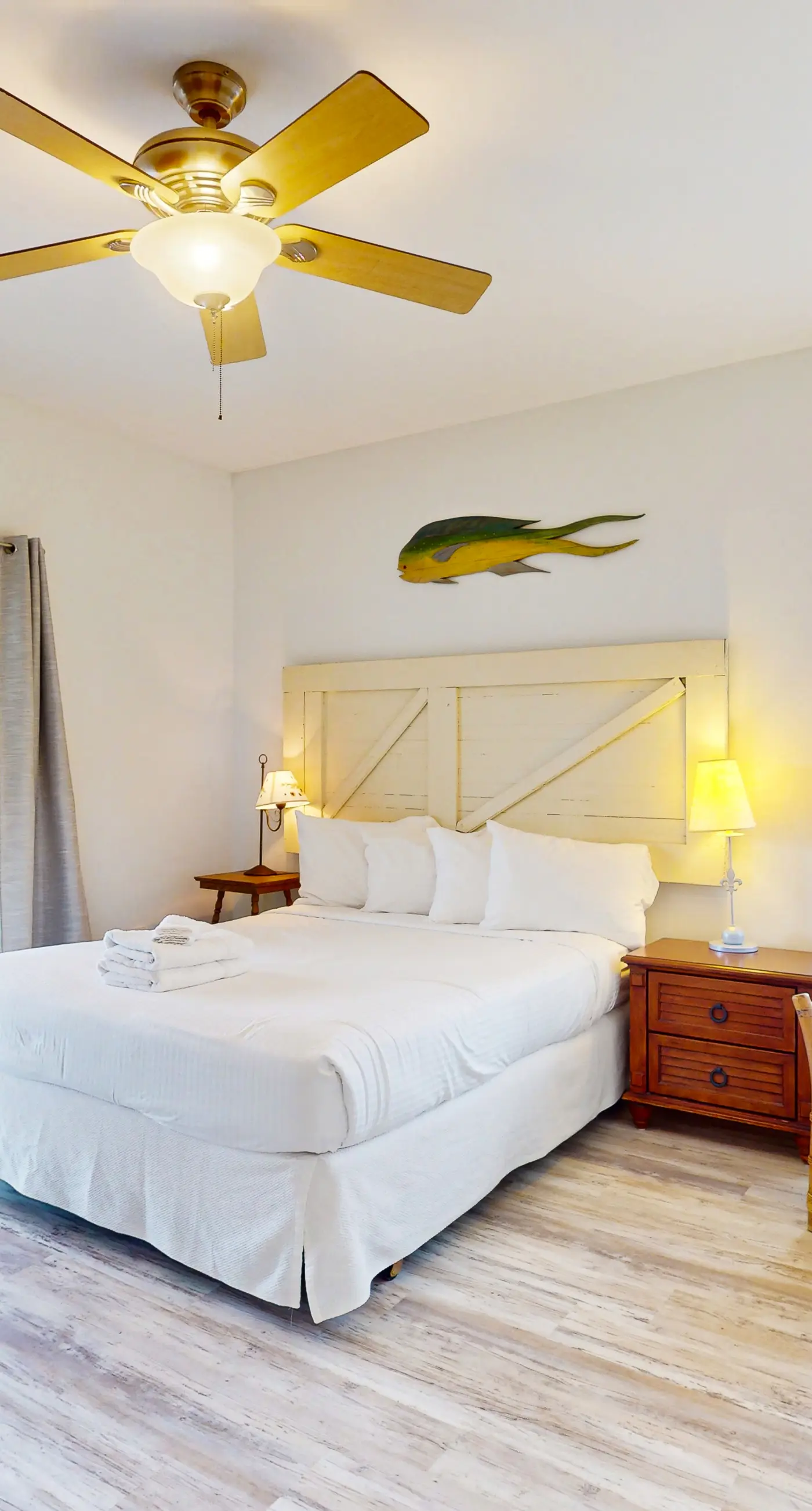 Discount Summer, Bay-view, dog-friendly, outdoor pool, elevator, decks, dock access & W/D
