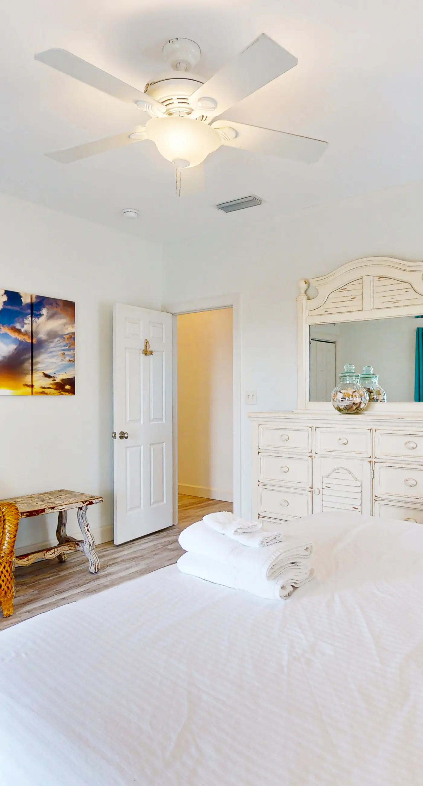 Discount Summer, Bay-view, dog-friendly, outdoor pool, elevator, decks, dock access & W/D