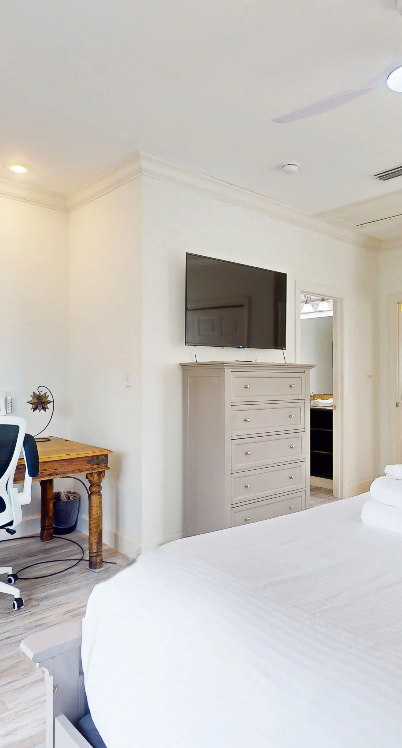 Discount Summer, Bay-view, dog-friendly, outdoor pool, elevator, decks, dock access & W/D
