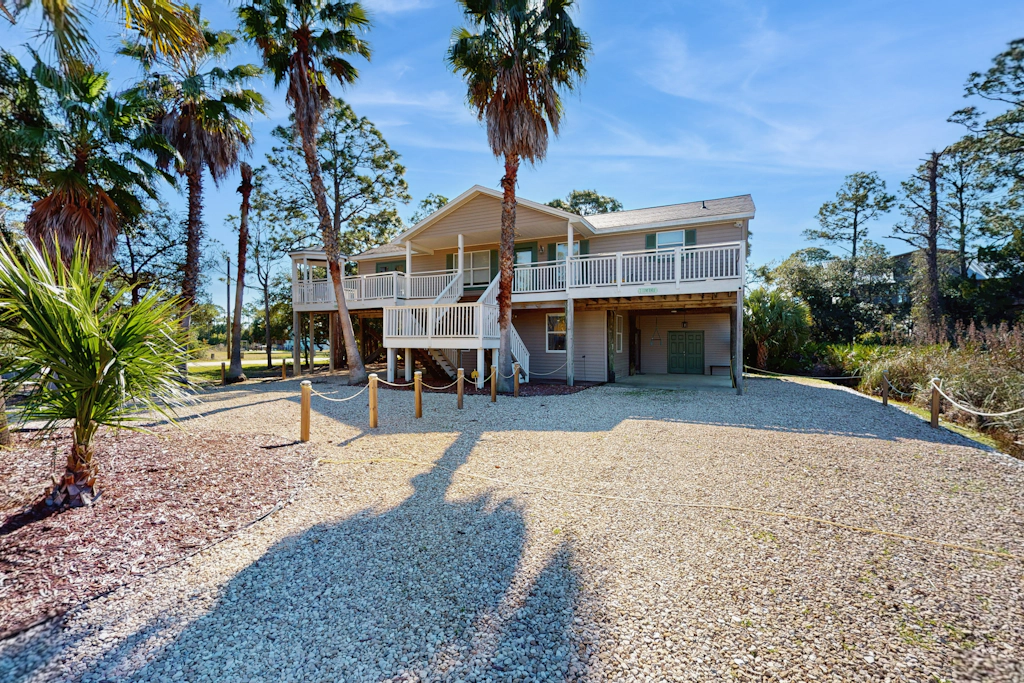 Gorgeous coastal home with full kitchen, close to beach