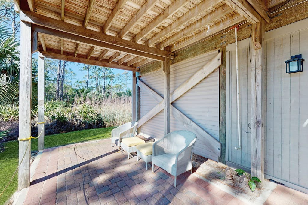 Gorgeous coastal home with full kitchen, close to beach