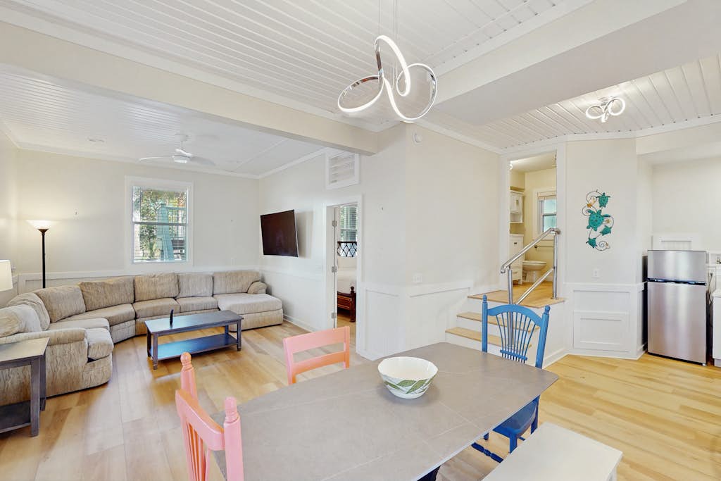 Gorgeous coastal home with full kitchen, close to beach