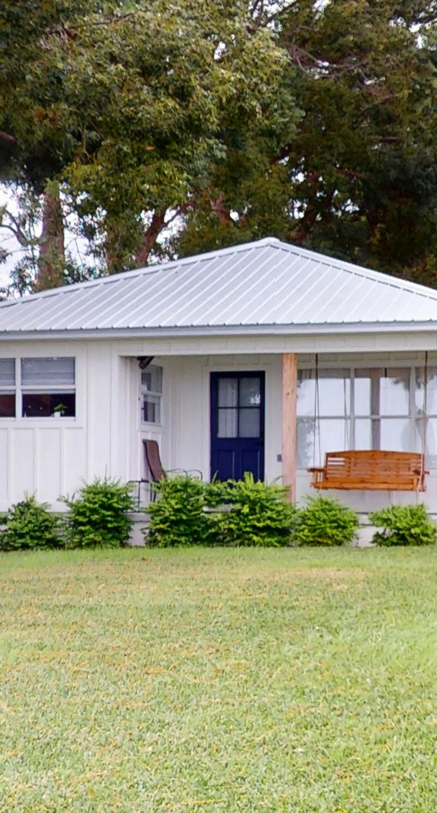 Cozy waterfront cottage, pet friendly with AC, deck and shared dock