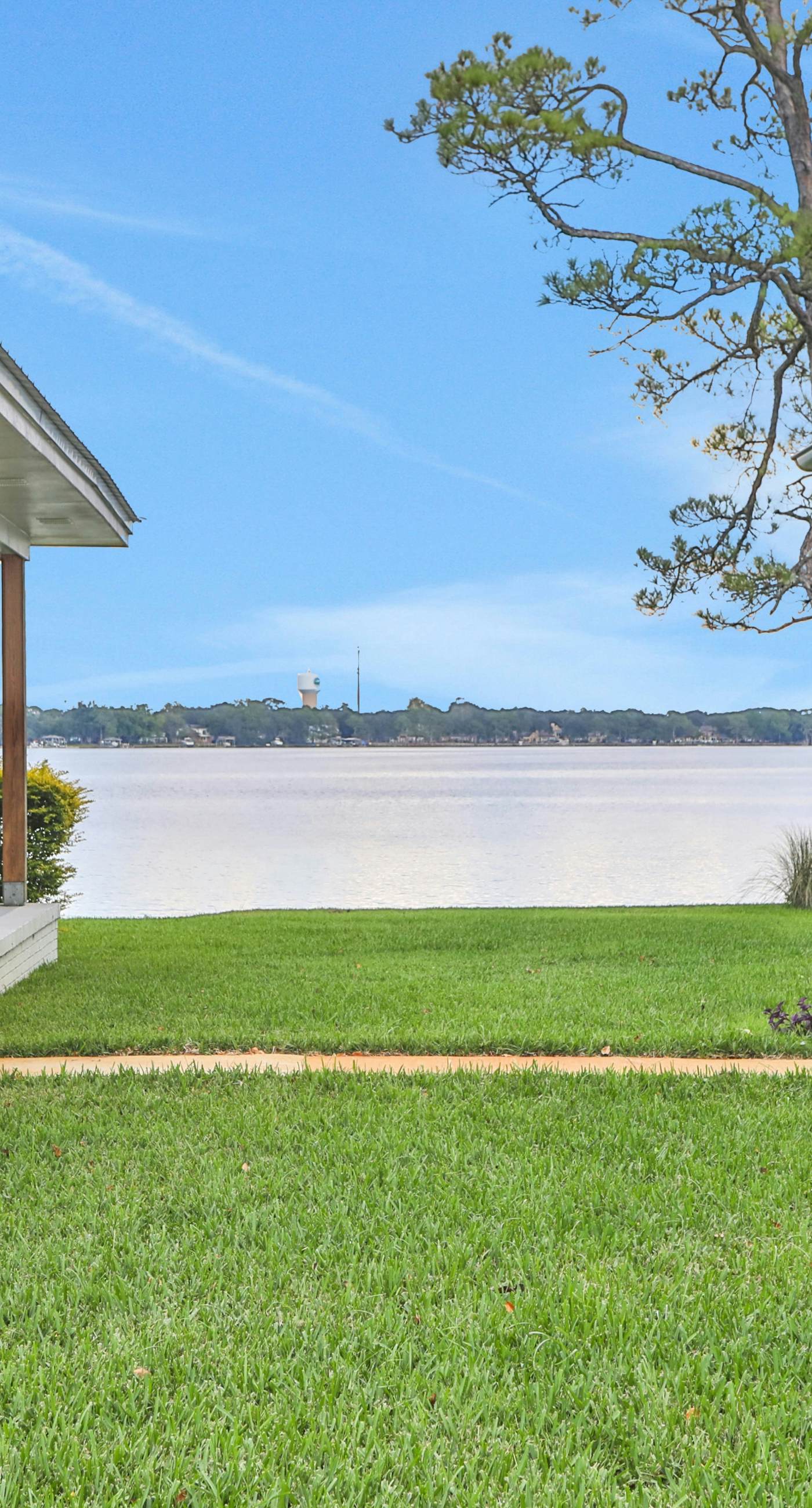 Cozy waterfront cottage, pet friendly with AC, deck and shared dock