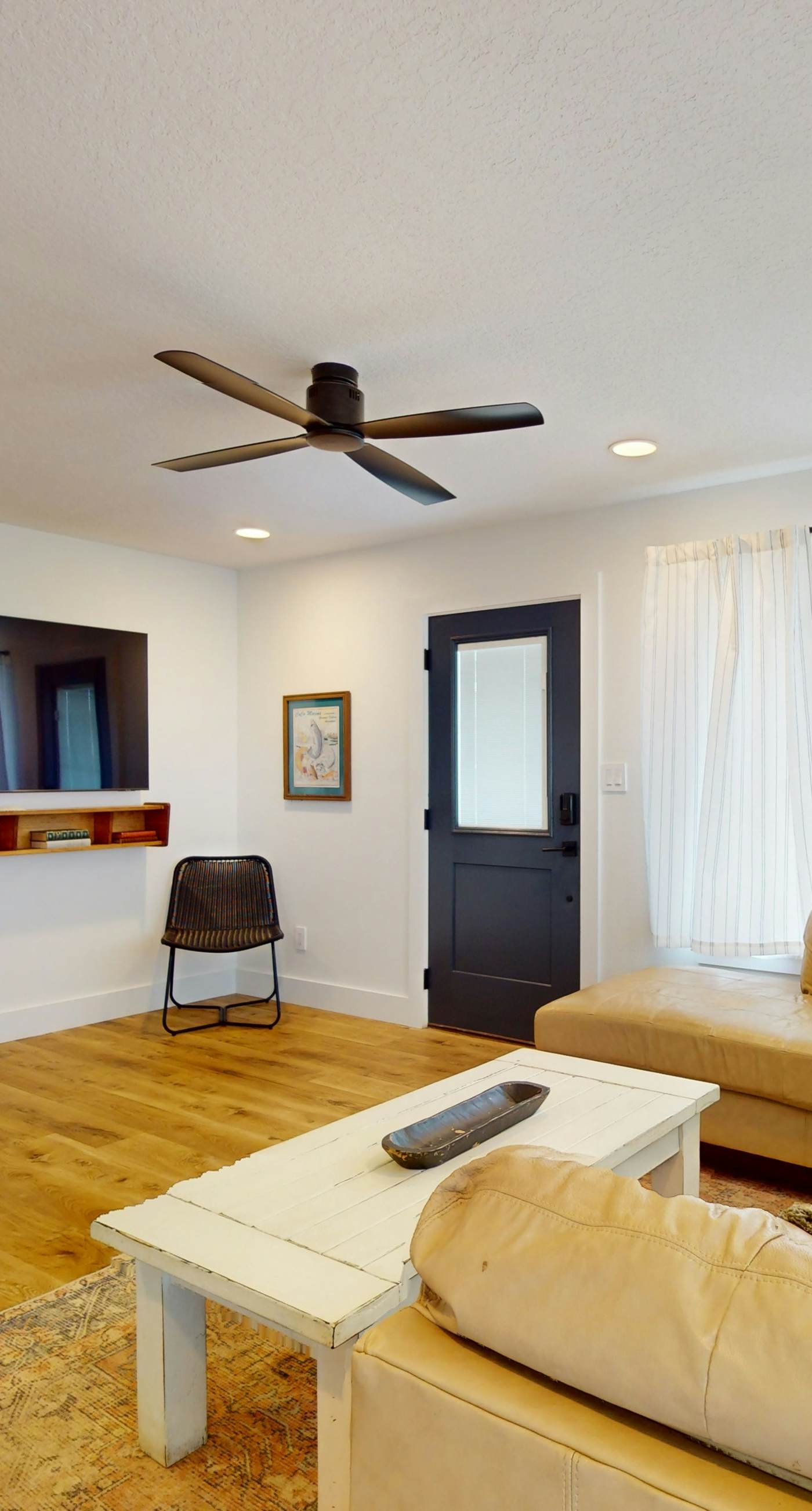 Cozy waterfront cottage, pet friendly with AC, deck and shared dock