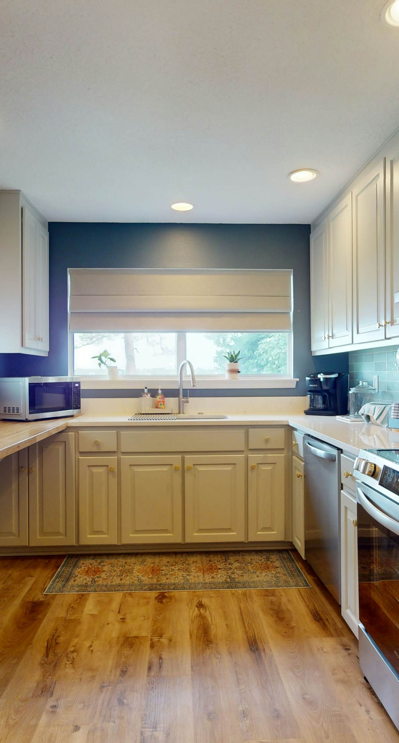 Cozy waterfront cottage, pet friendly with AC, deck and shared dock