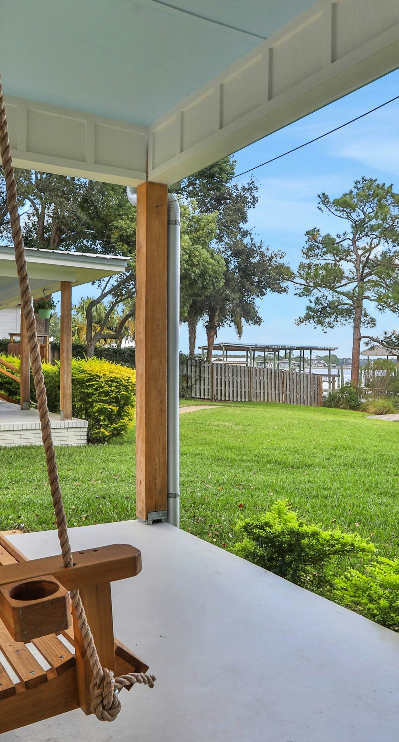 Cozy waterfront cottage, pet friendly with AC, deck and shared dock