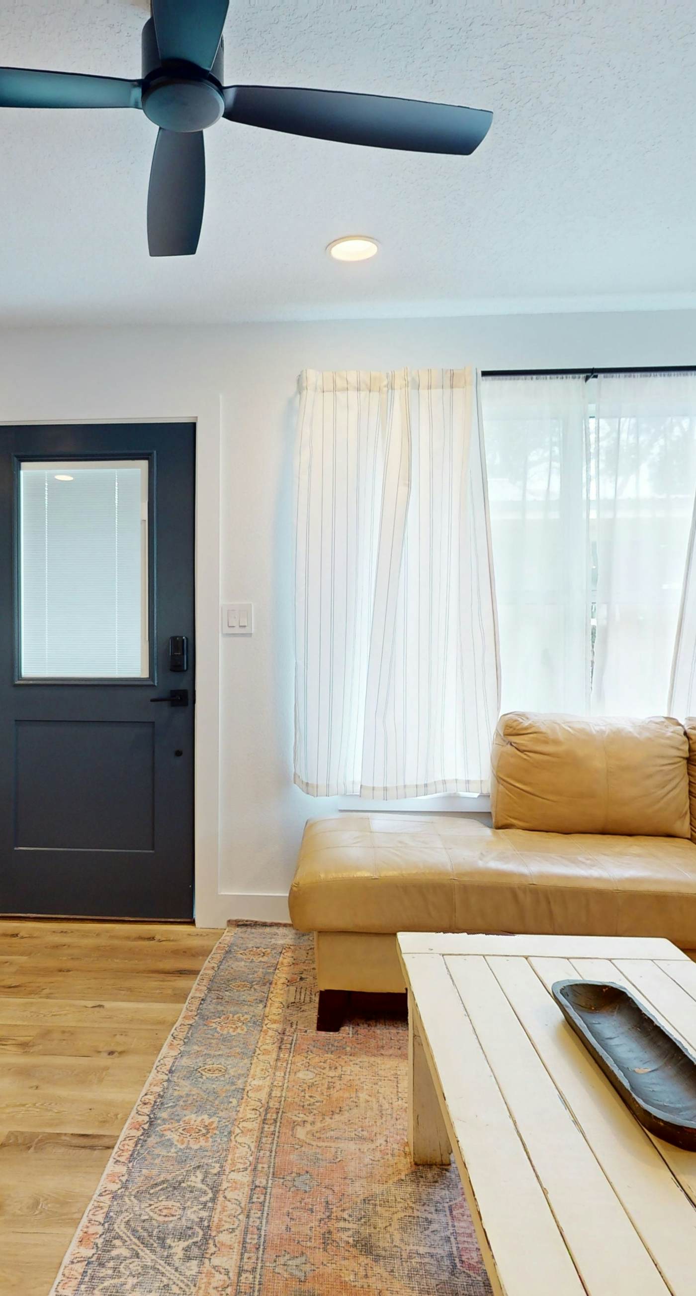 Cozy waterfront cottage, pet friendly with AC, deck and shared dock