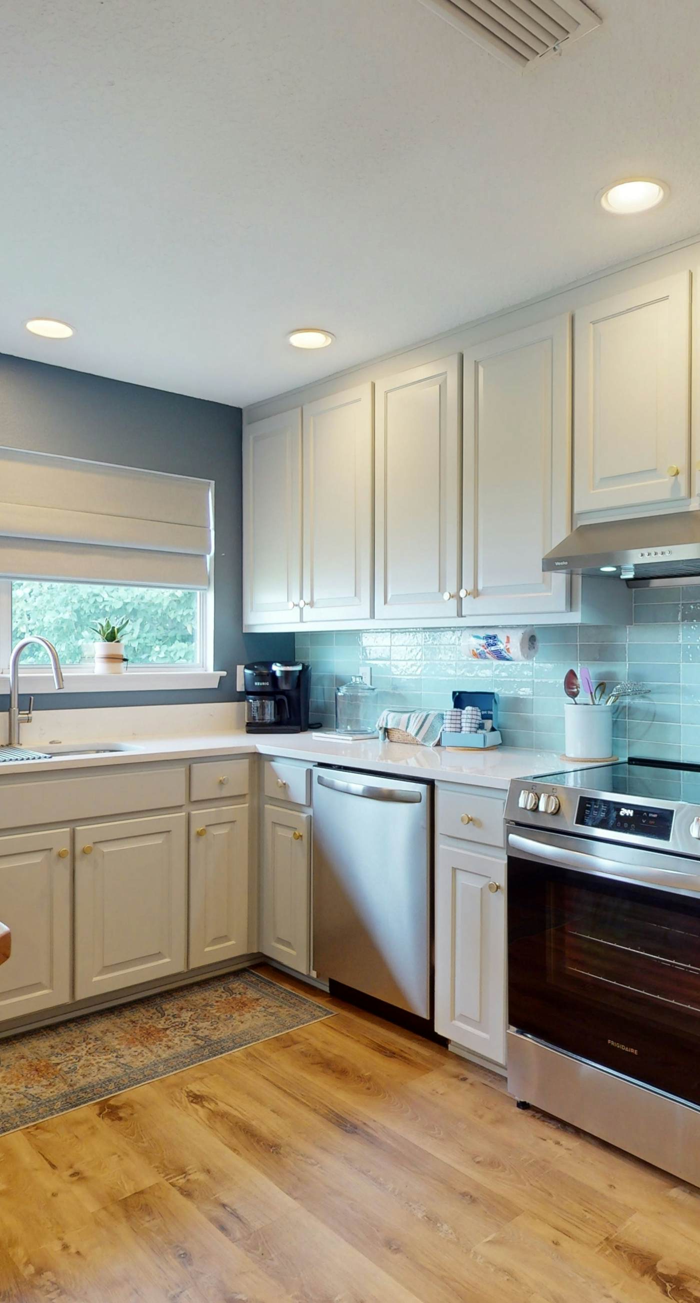 Cozy waterfront cottage, pet friendly with AC, deck and shared dock