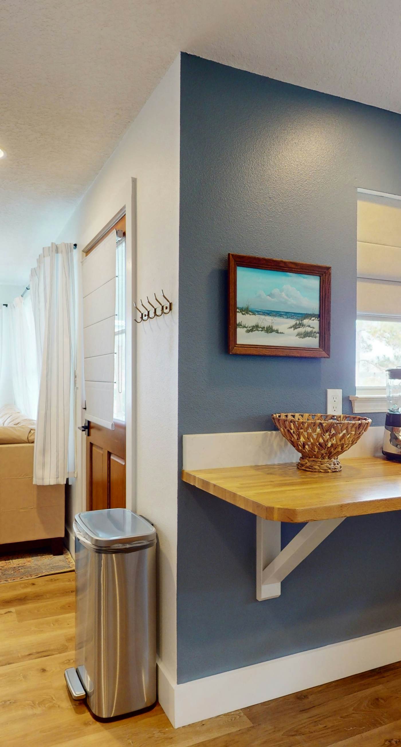 Cozy waterfront cottage, pet friendly with AC, deck and shared dock