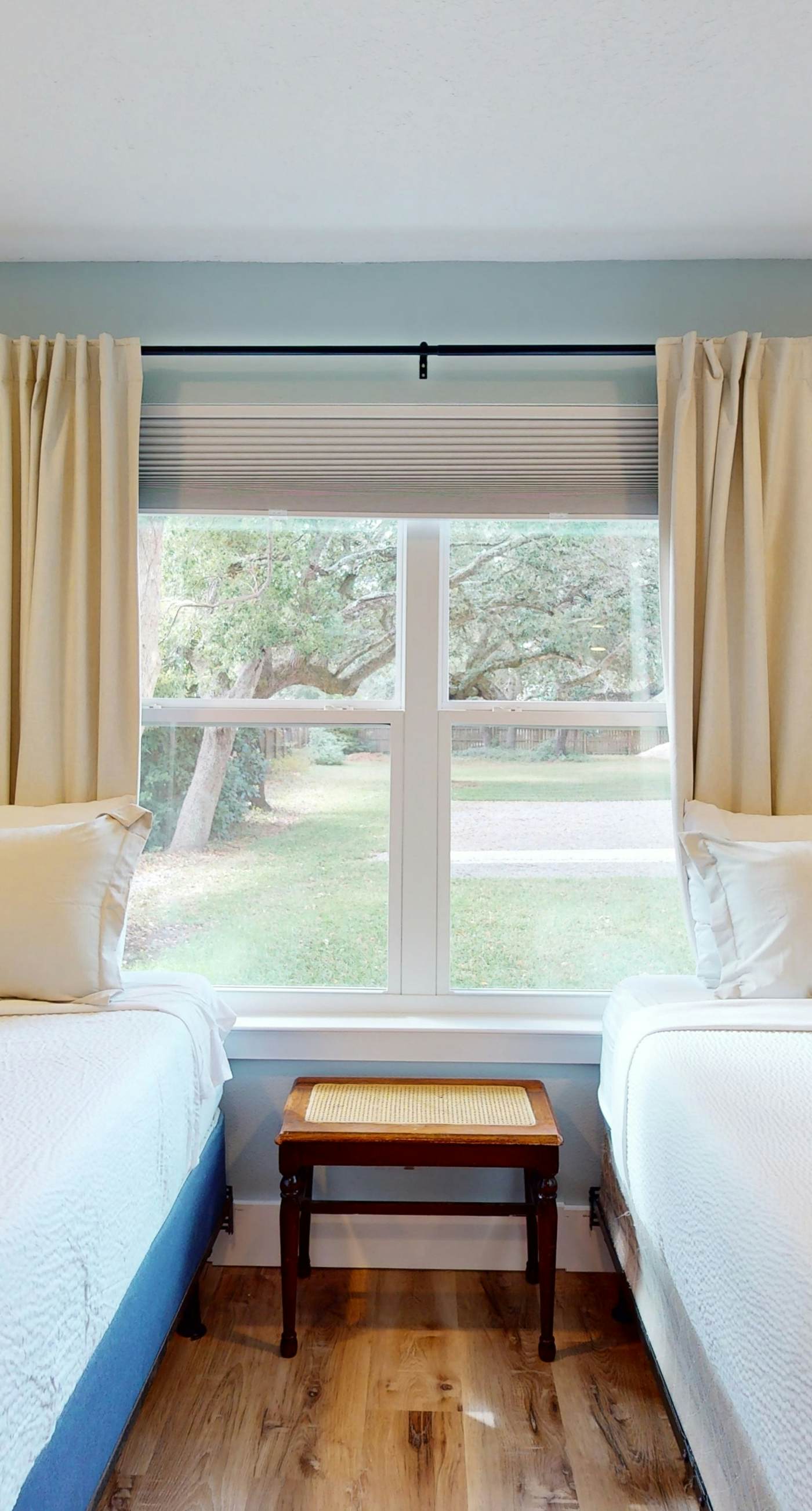 Cozy waterfront cottage, pet friendly with AC, deck and shared dock