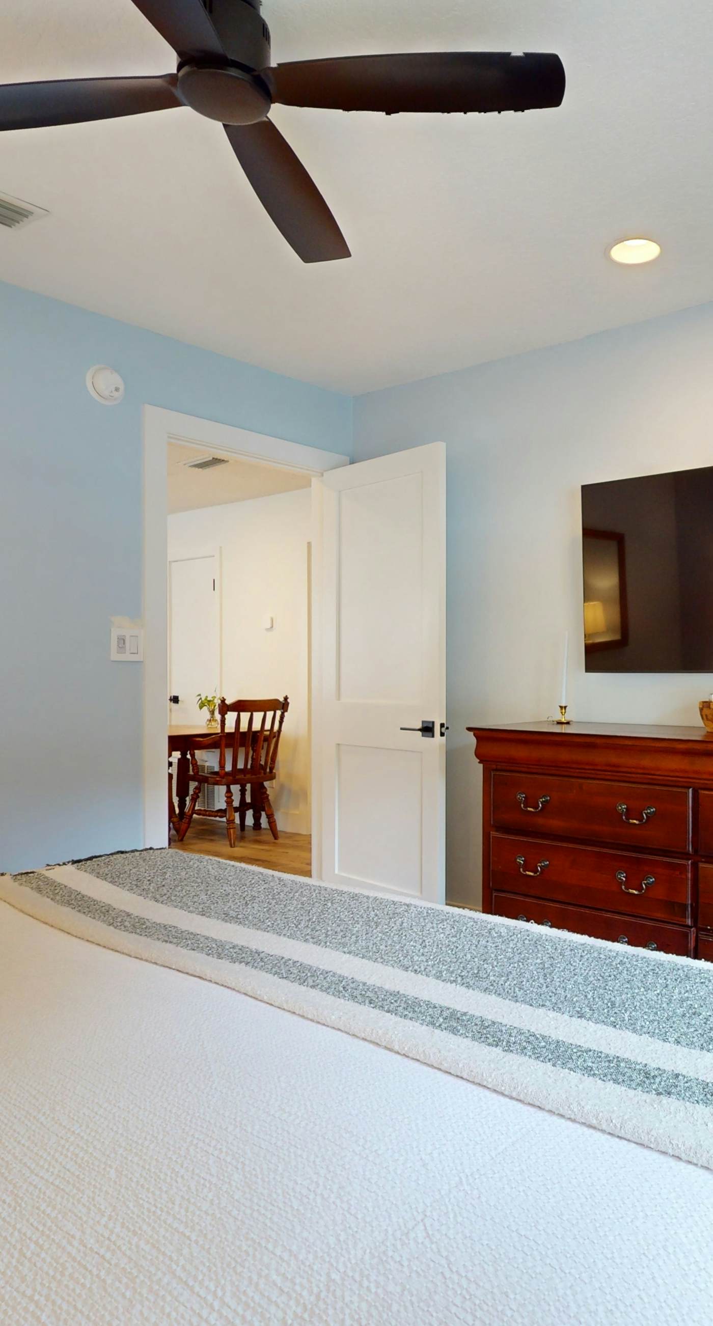 Cozy waterfront cottage, pet friendly with AC, deck and shared dock