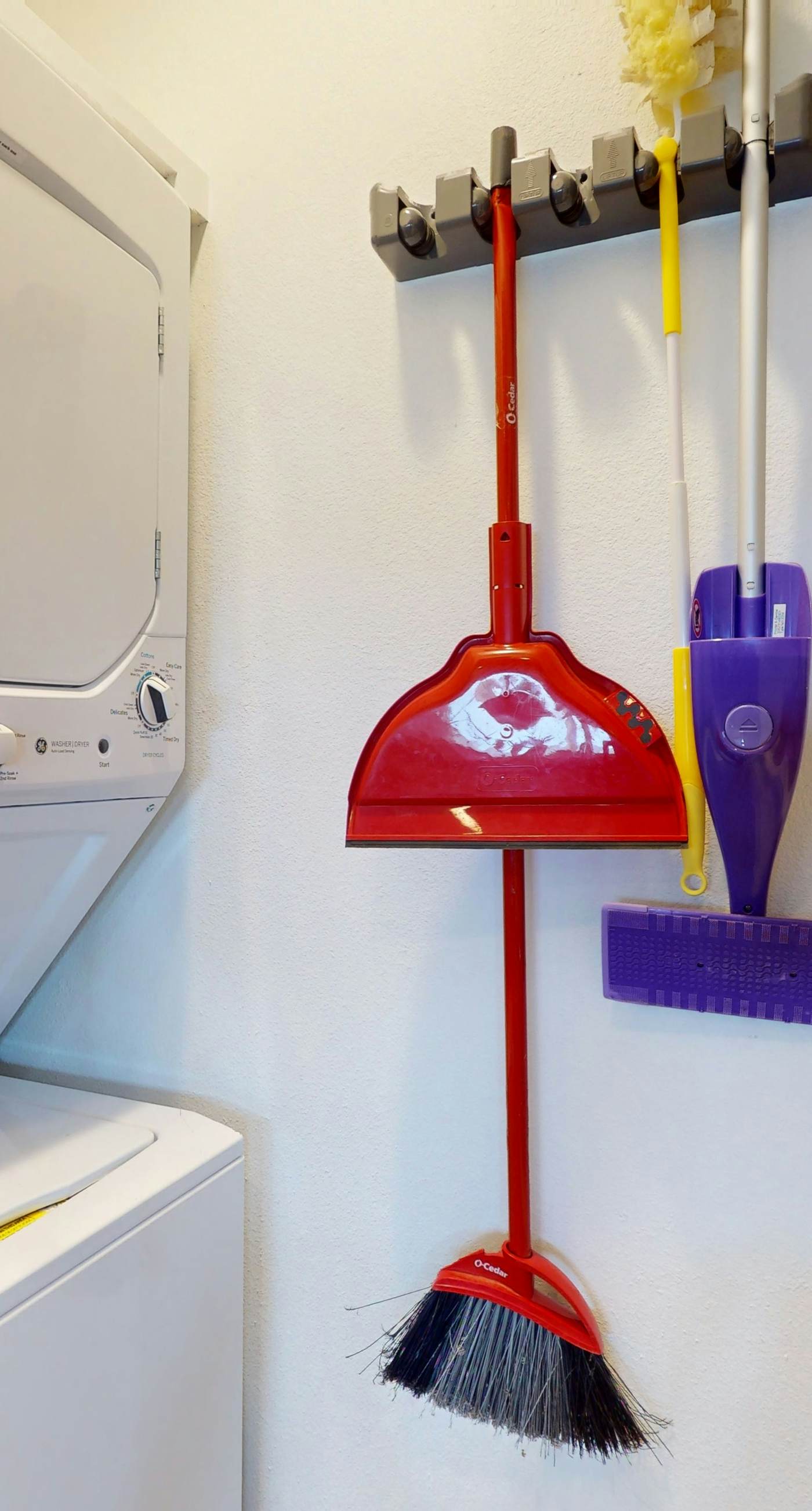 Cozy waterfront cottage, pet friendly with AC, deck and shared dock