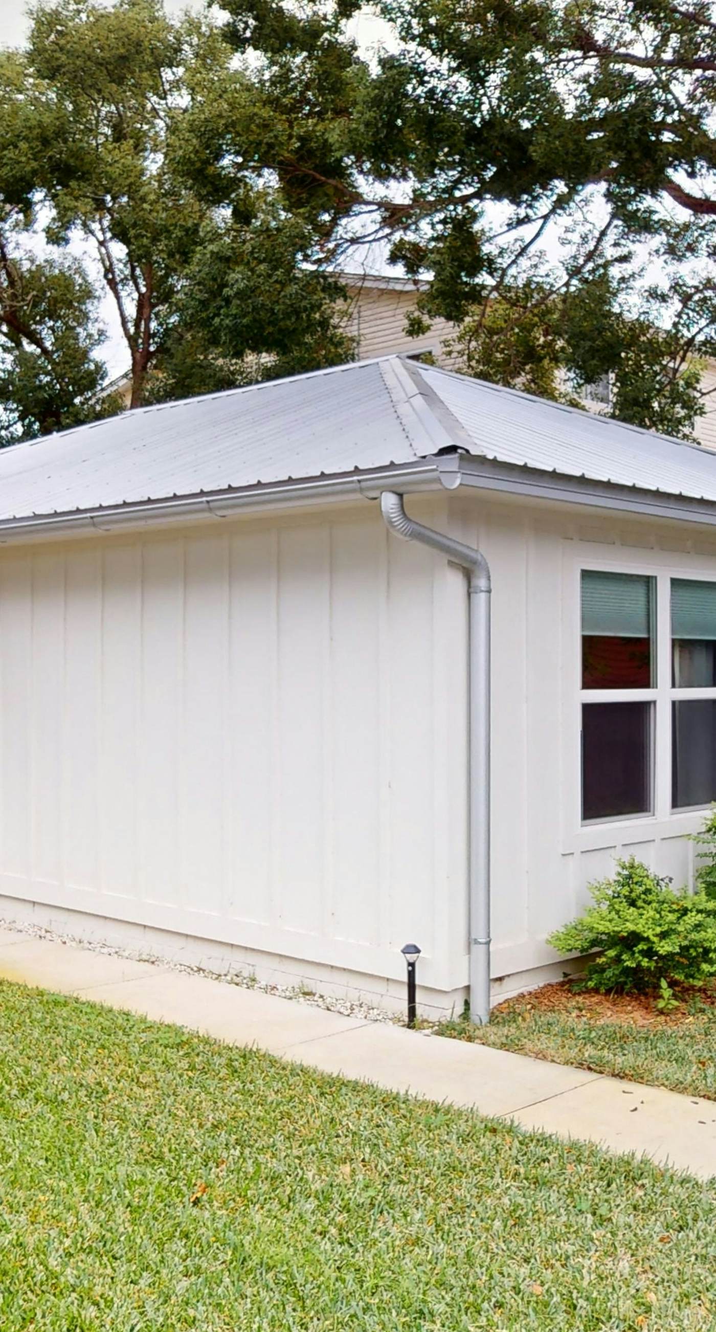 Cozy waterfront cottage, pet friendly with AC, deck and shared dock