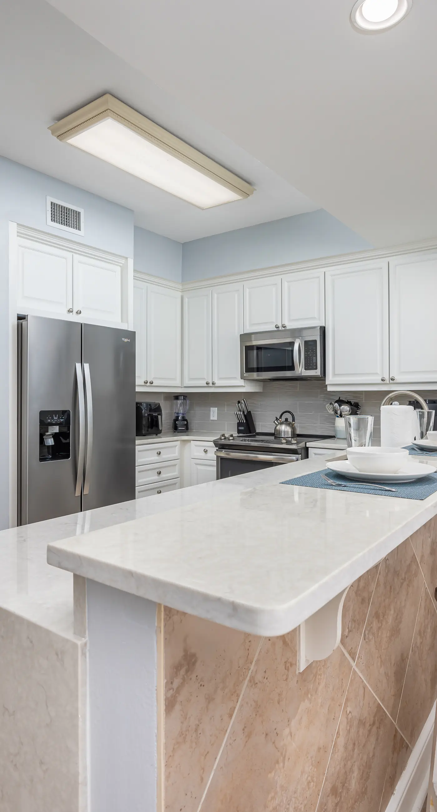 5th Floor Condo with Pools Onsite, Nearby Activities, Shops, Restaurants