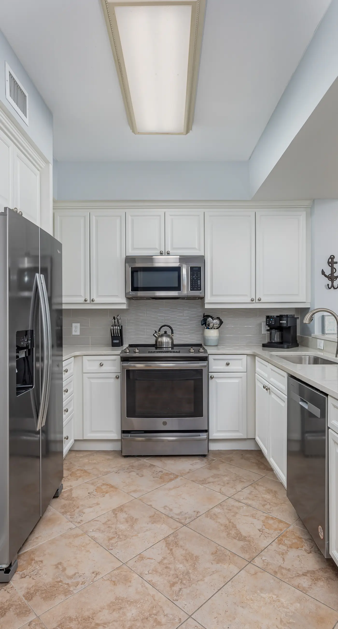 5th Floor Condo with Pools Onsite, Nearby Activities, Shops, Restaurants