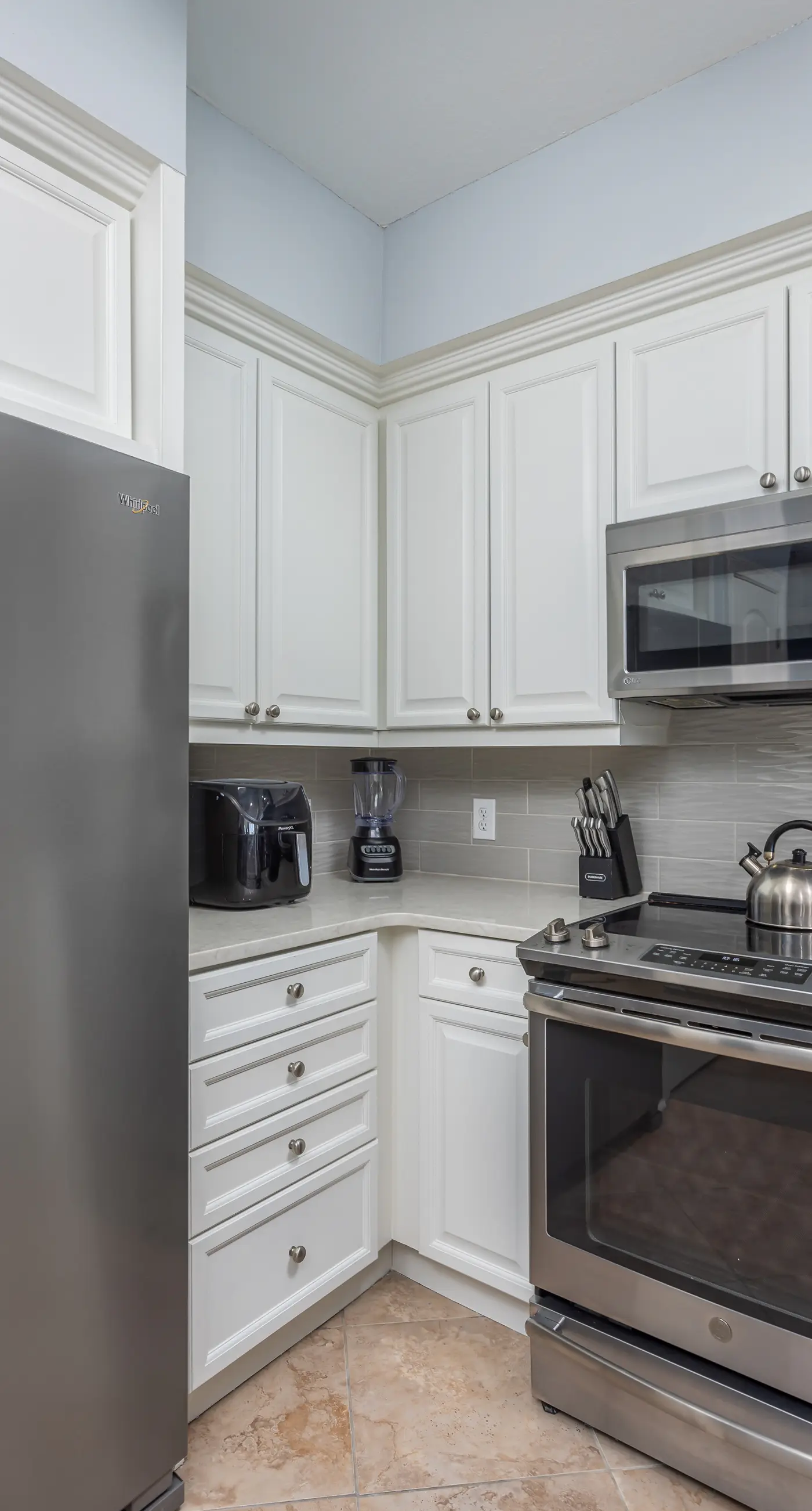 5th Floor Condo with Pools Onsite, Nearby Activities, Shops, Restaurants