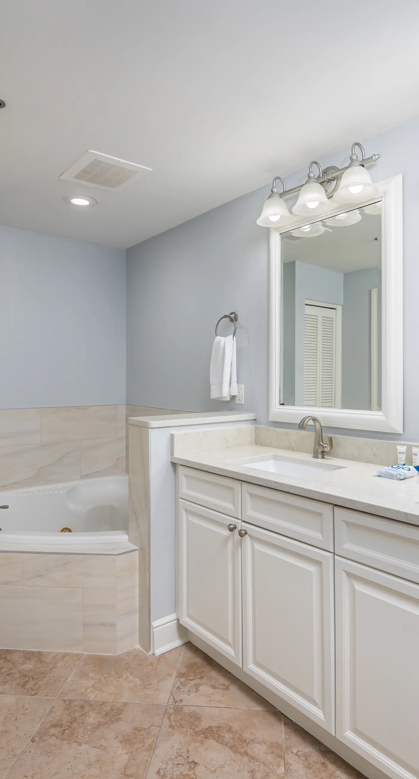 5th Floor Condo with Pools Onsite, Nearby Activities, Shops, Restaurants