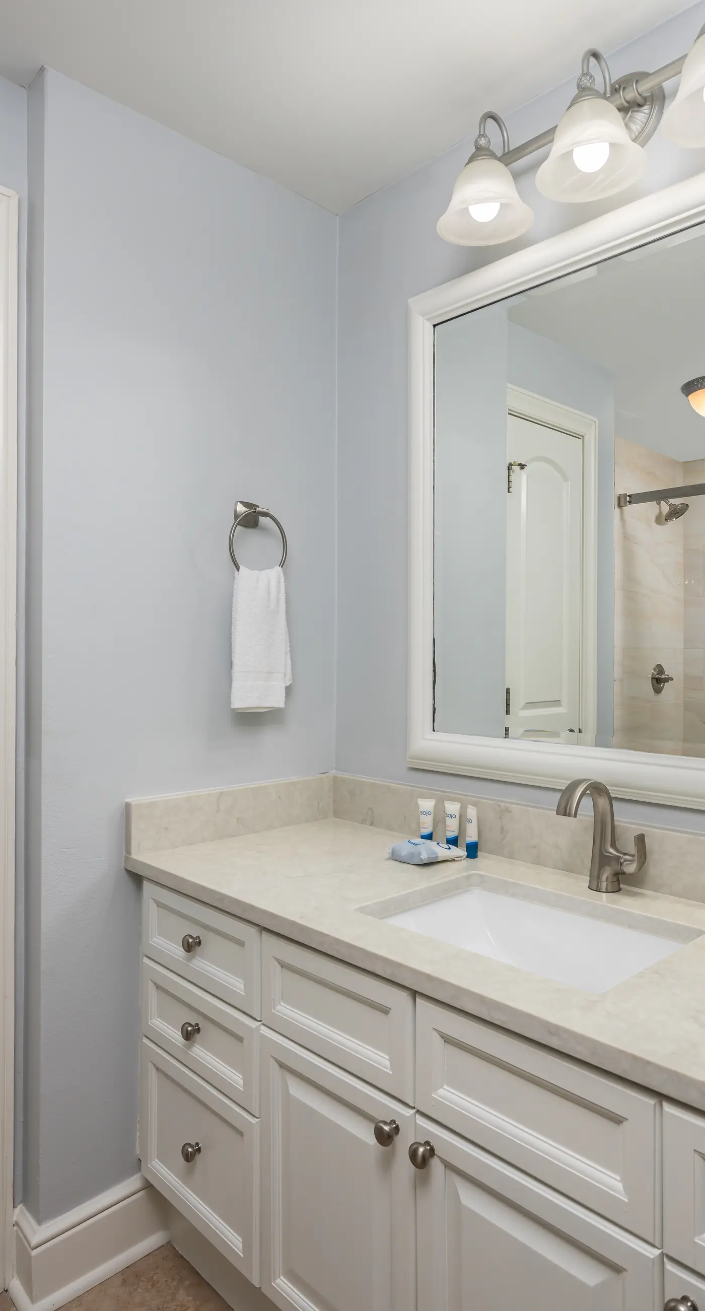 5th Floor Condo with Pools Onsite, Nearby Activities, Shops, Restaurants