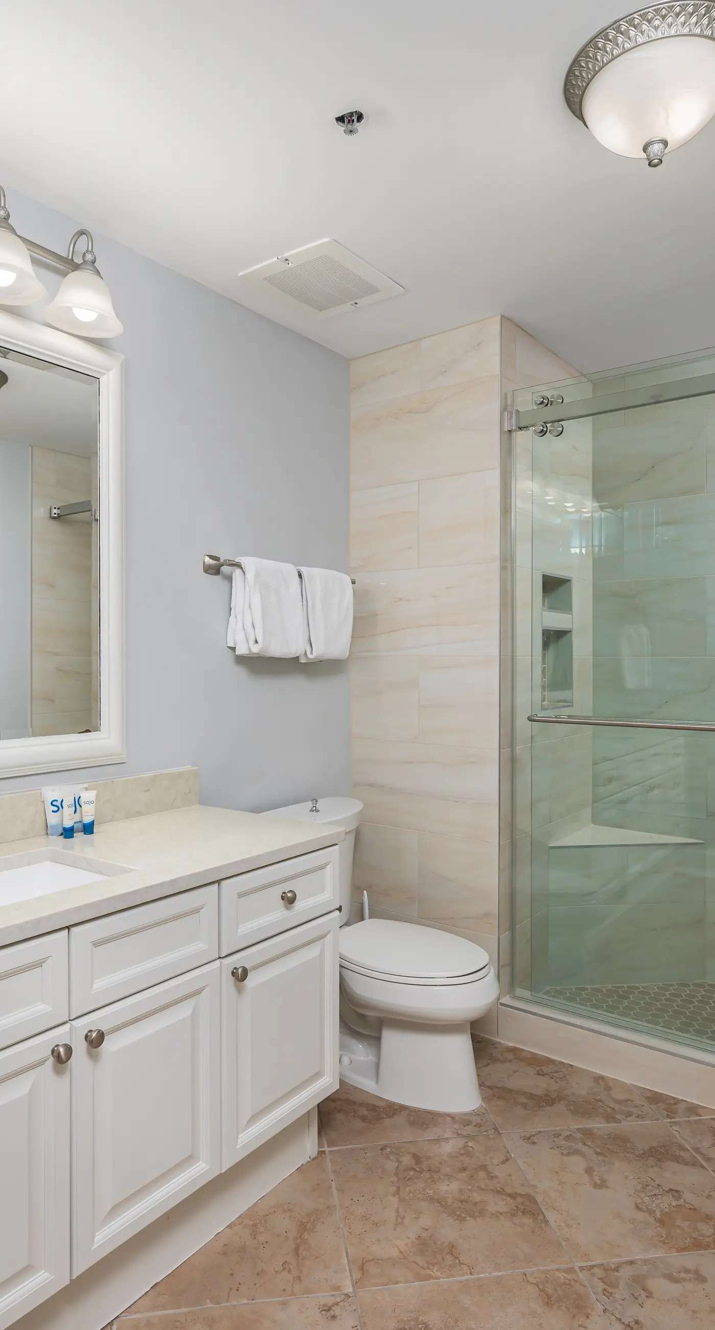 5th Floor Condo with Pools Onsite, Nearby Activities, Shops, Restaurants