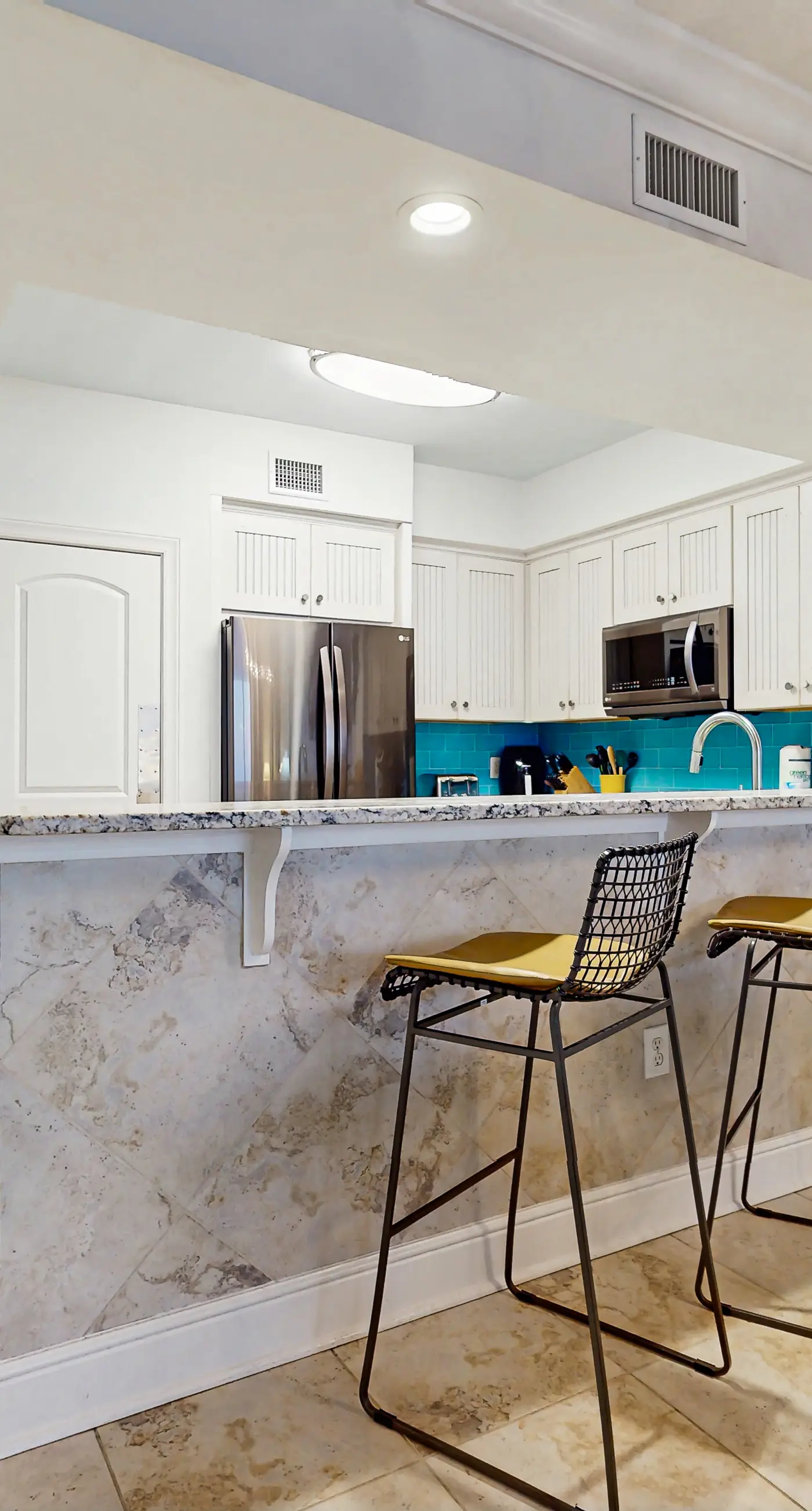 Modern, Beachfront Condo with Shared Pools, Nearby Activities, Shops, Restaurants