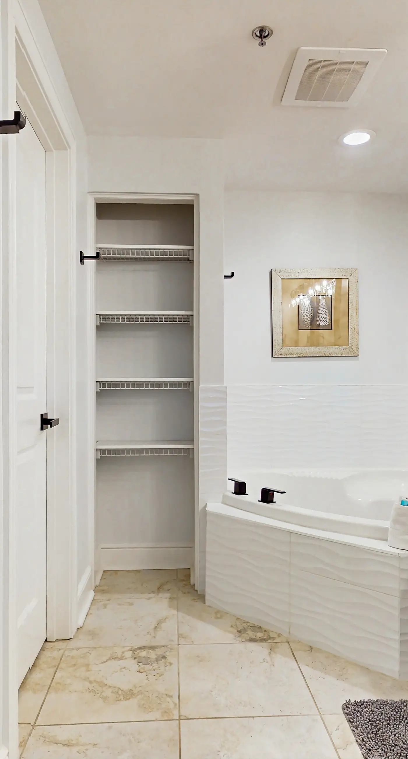 Modern, Beachfront Condo with Shared Pools, Nearby Activities, Shops, Restaurants