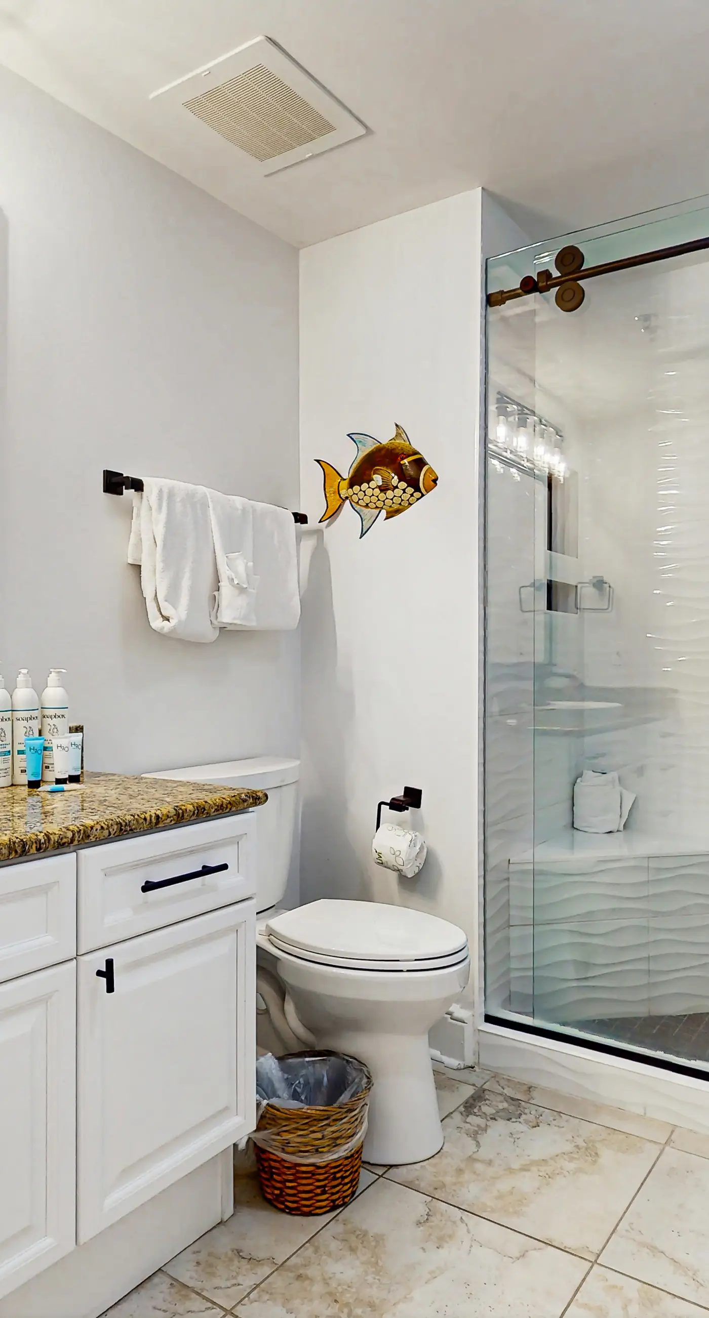 Modern, Beachfront Condo with Shared Pools, Nearby Activities, Shops, Restaurants