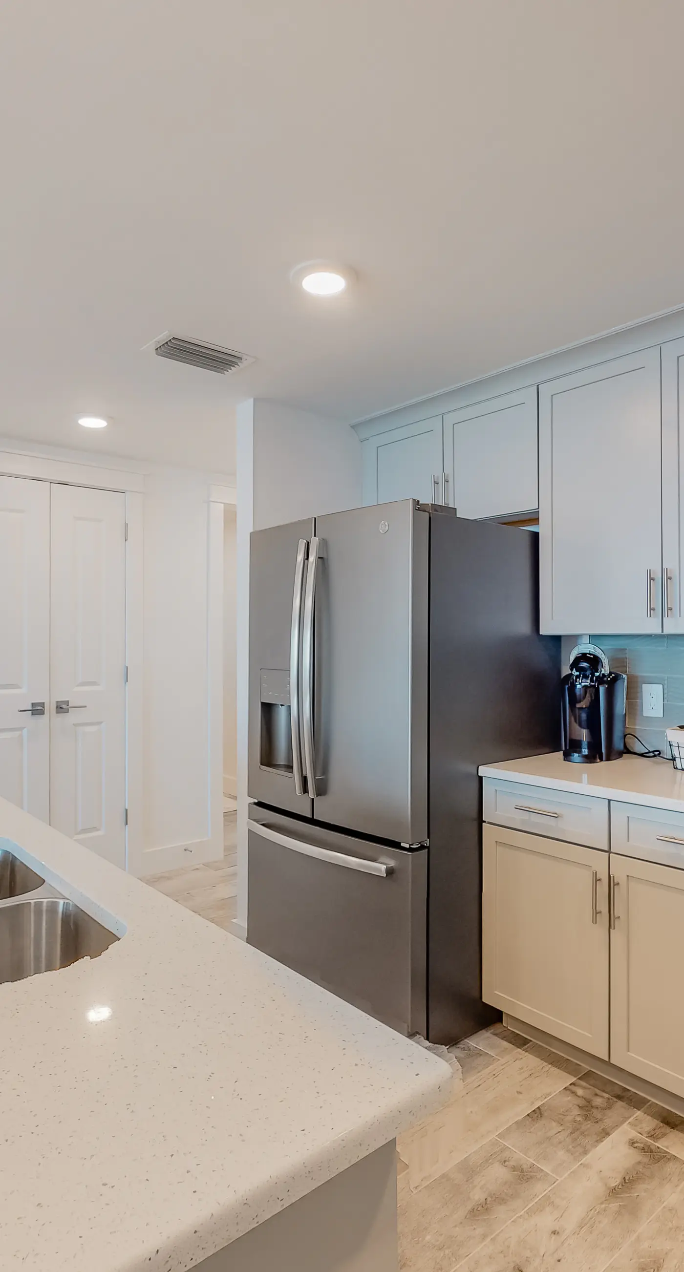 Blu 405 - Fourth floor oceanfront condo with ocean views, private W&D, and central AC