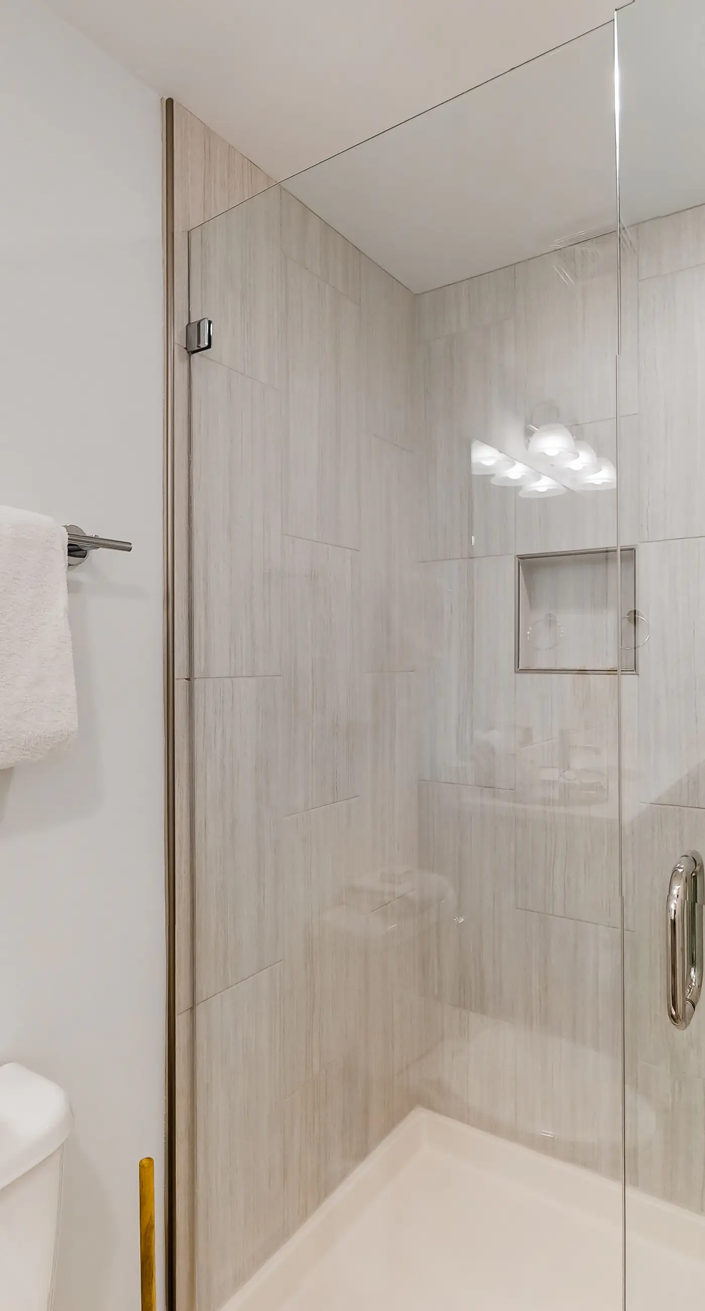 Blu 405 - Fourth floor oceanfront condo with ocean views, private W&D, and central AC