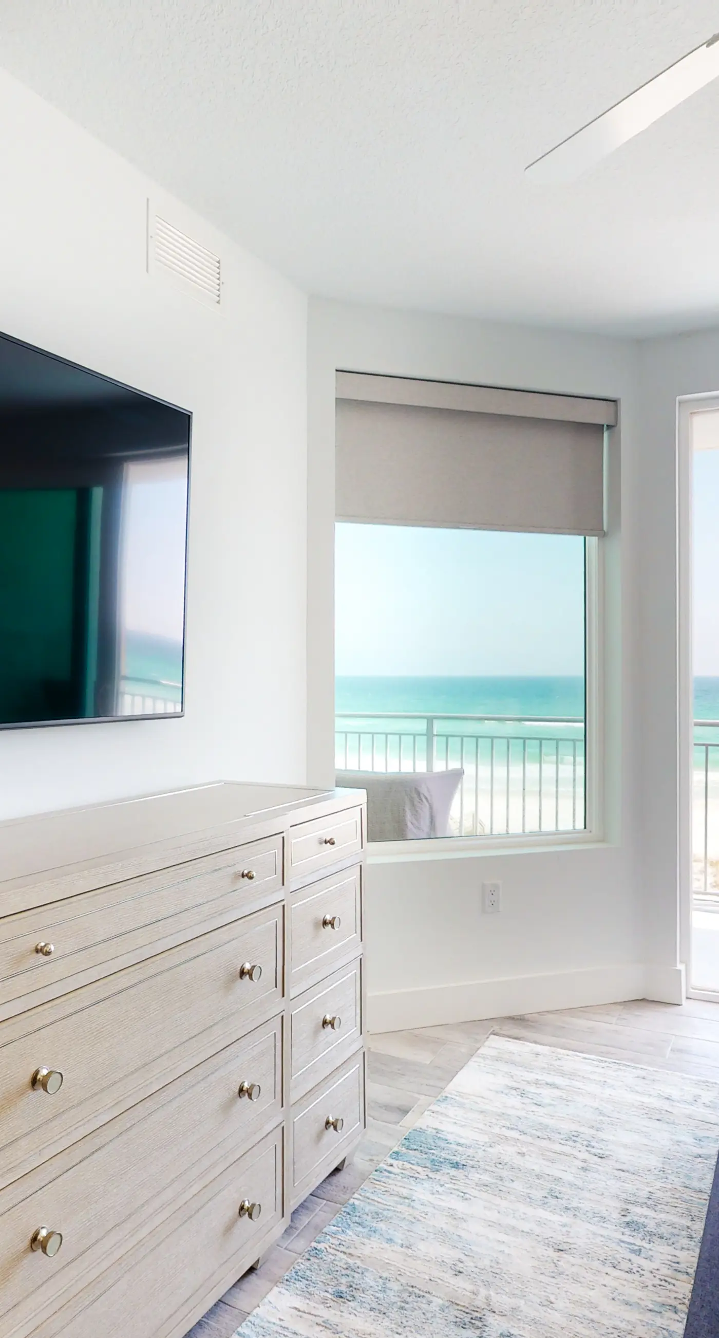 Blu 406 - Gulf-front condo in gated community with pools on site - close to beach