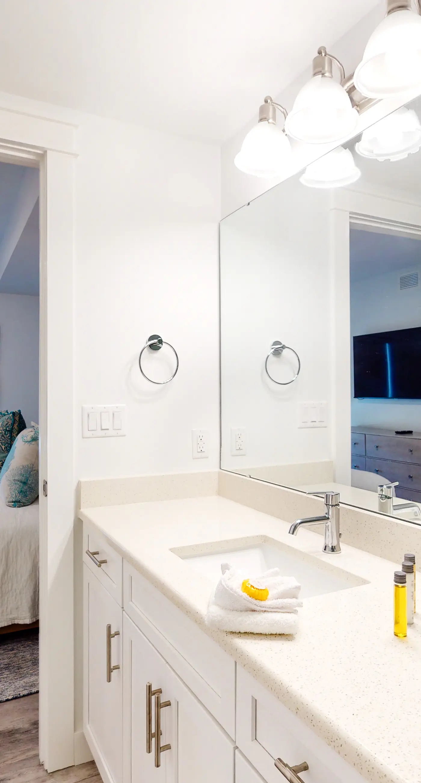 Blu 406 - Gulf-front condo in gated community with pools on site - close to beach