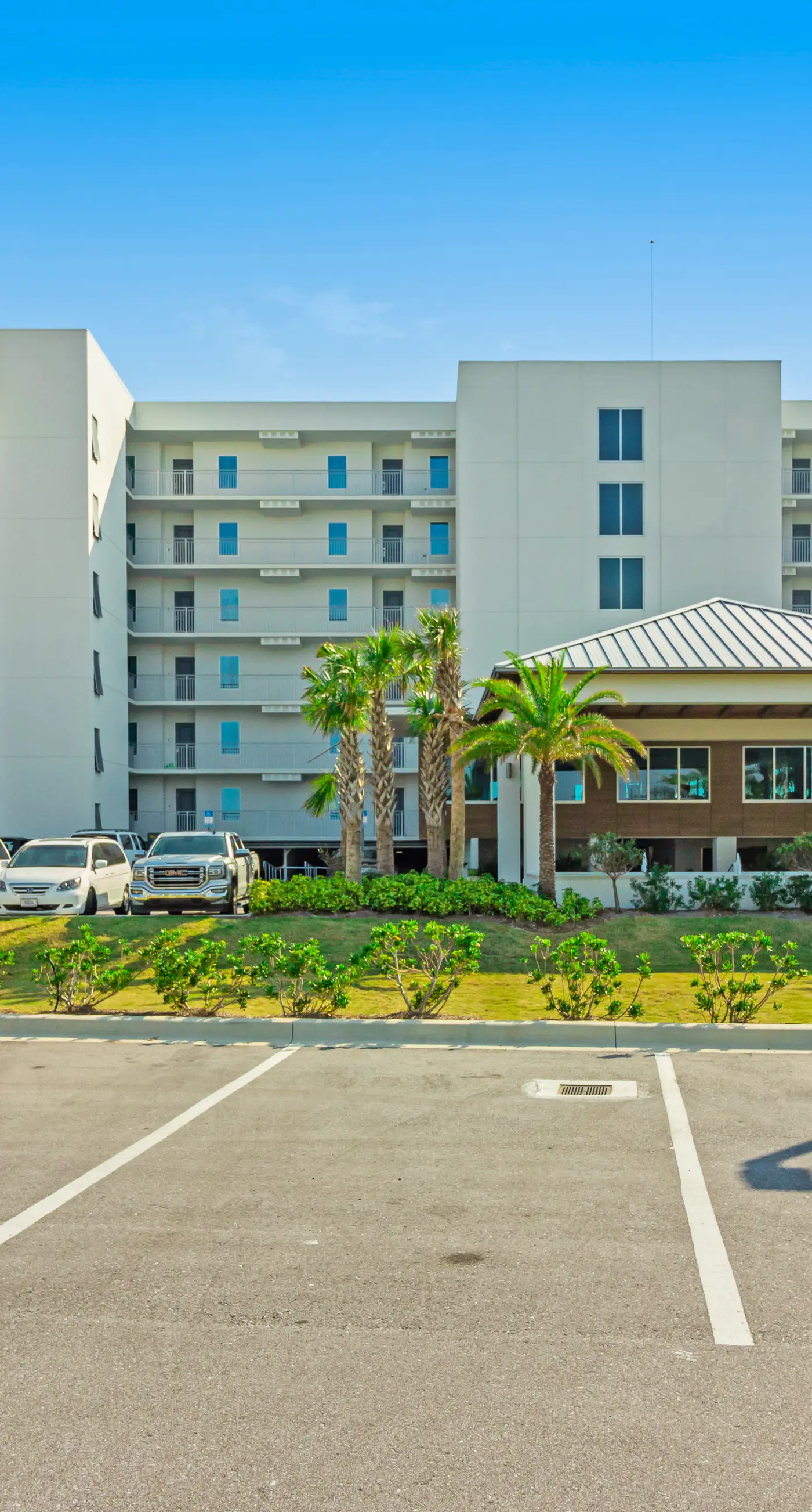 Blu 406 - Gulf-front condo in gated community with pools on site - close to beach