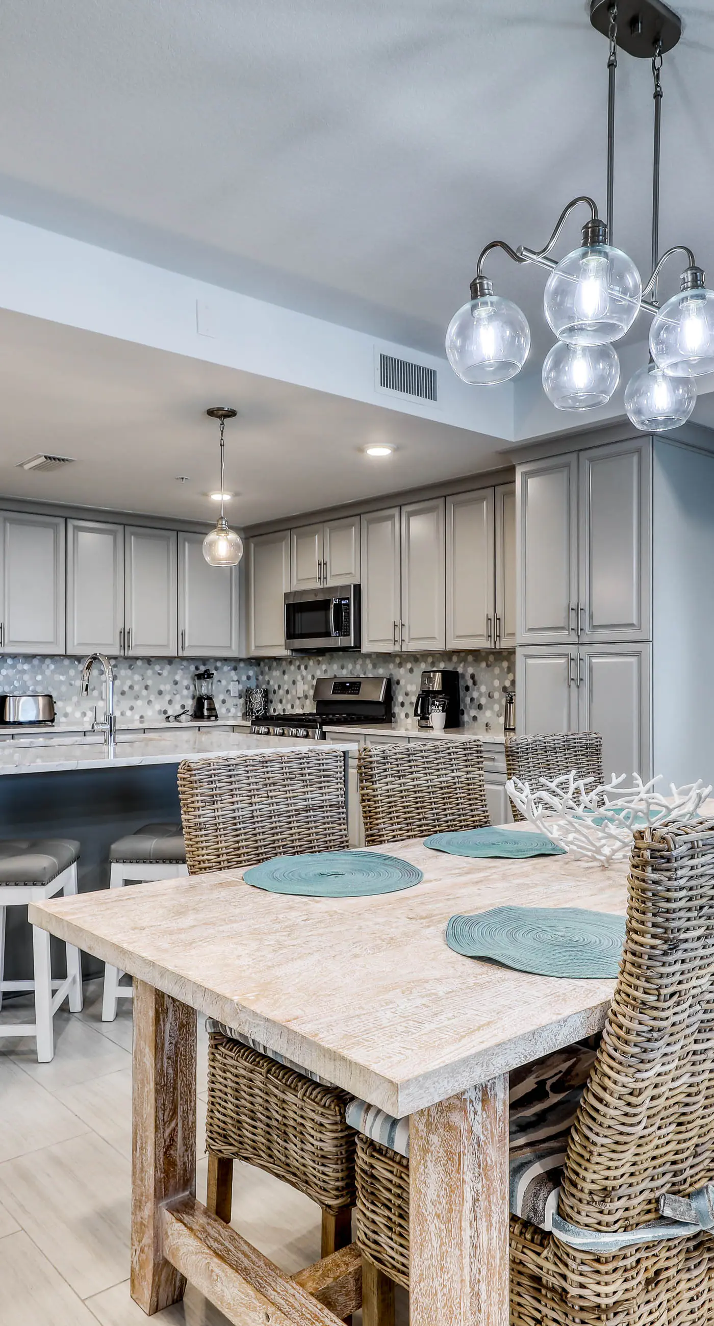 Blu 105 - Gulf-front condo with pools and seasonal beach service in a gated community