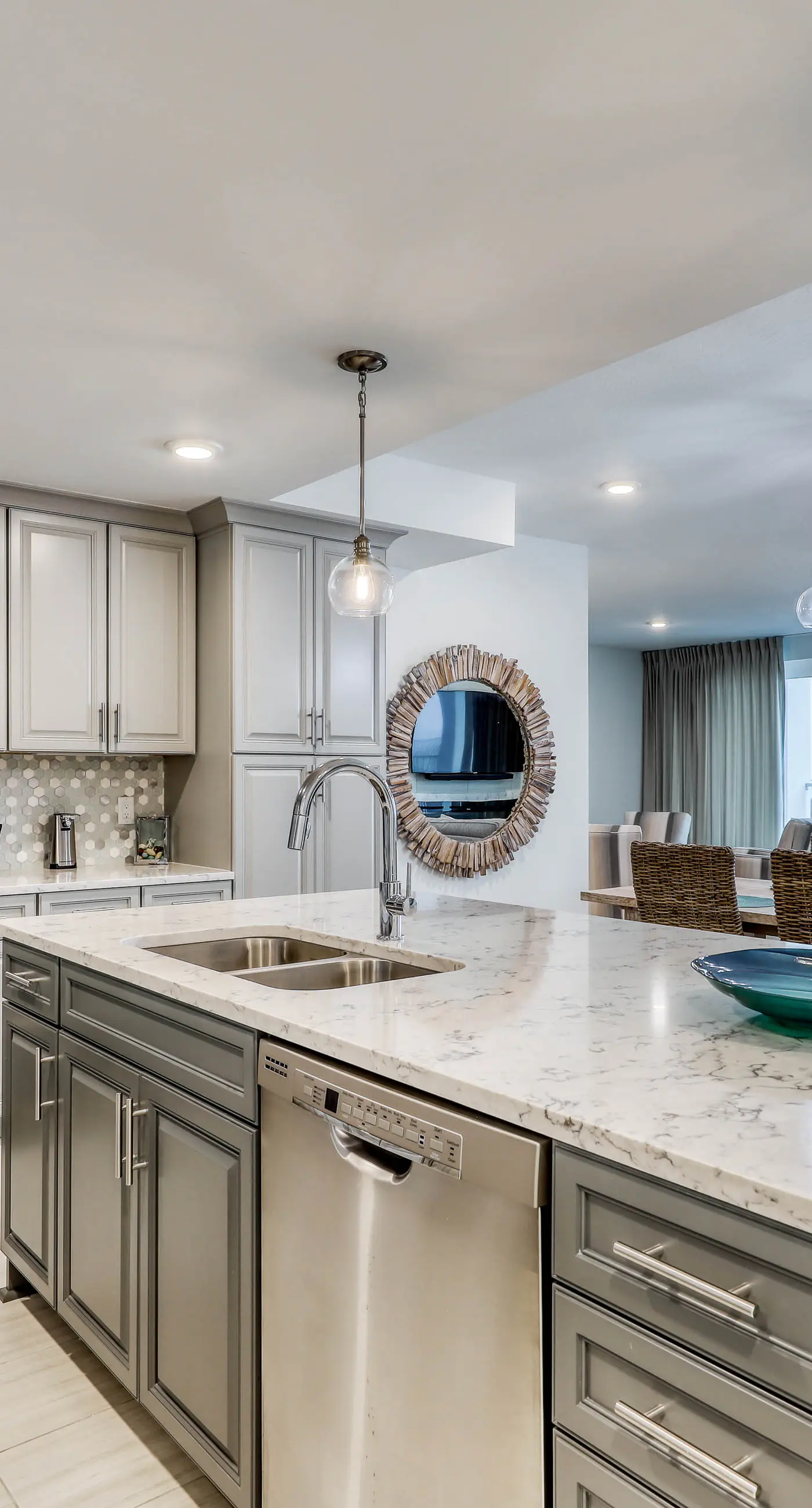 Blu 105 - Gulf-front condo with pools and seasonal beach service in a gated community