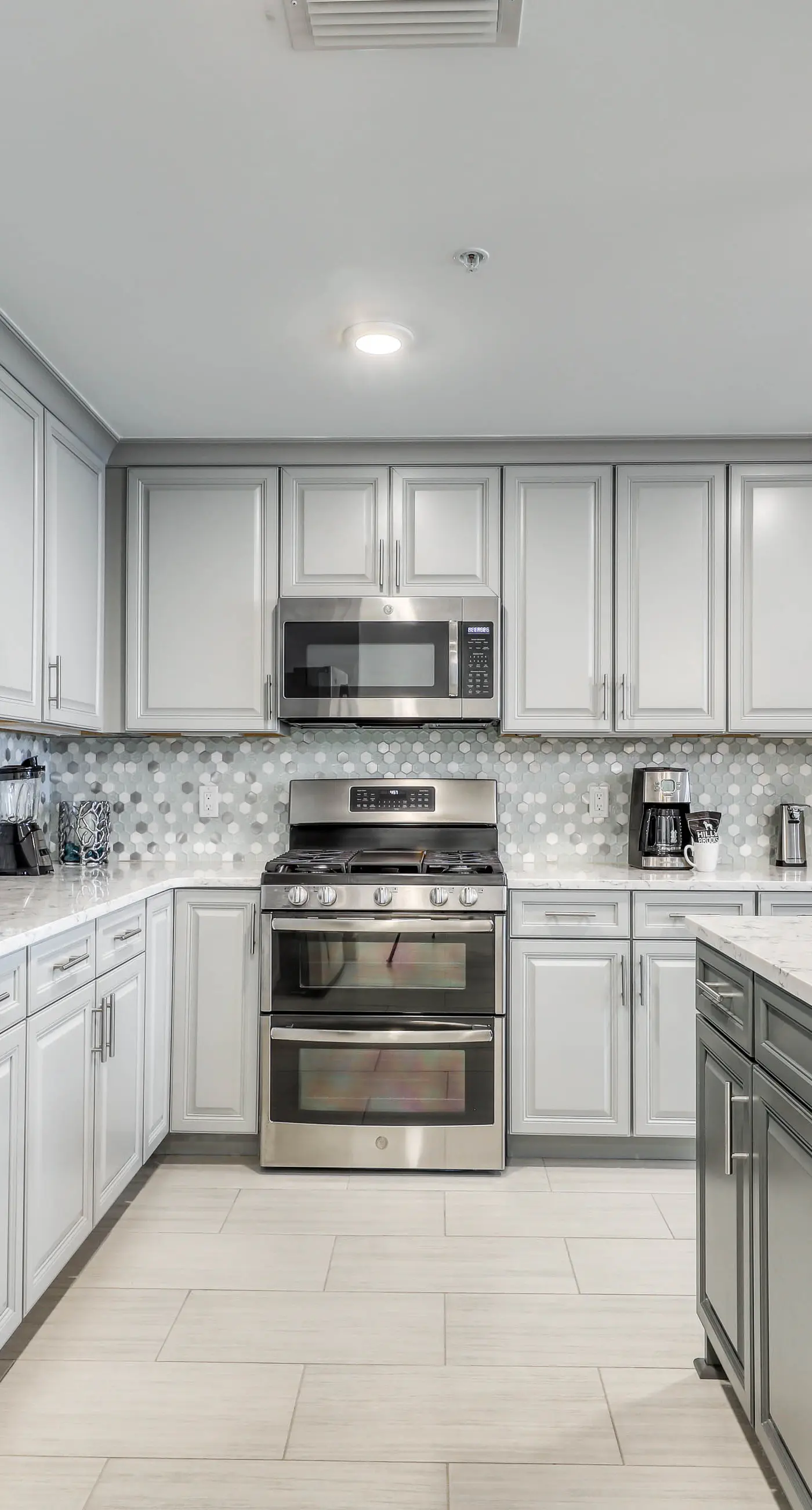 Blu 105 - Gulf-front condo with pools and seasonal beach service in a gated community