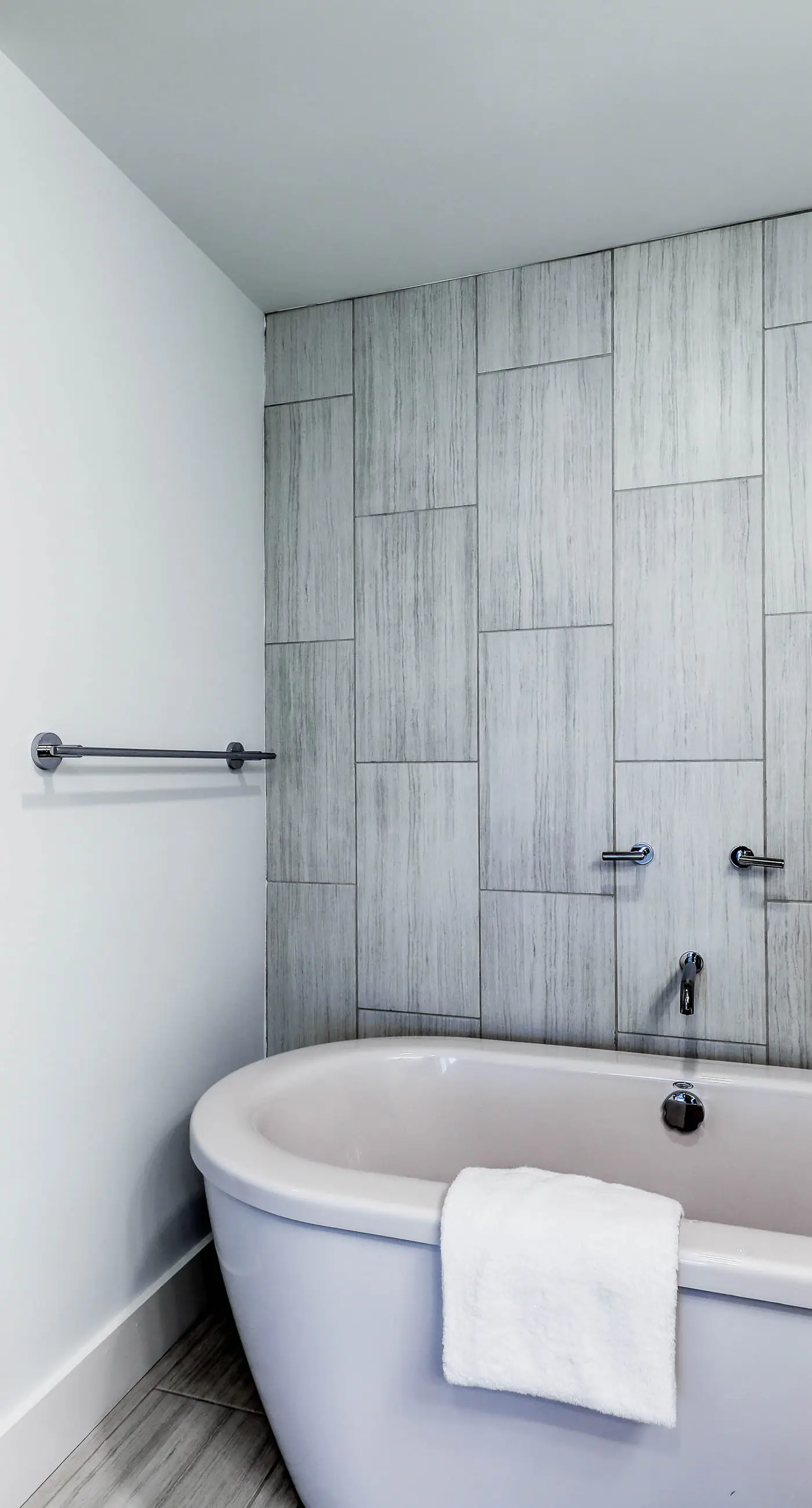 Blu 105 - Gulf-front condo with pools and seasonal beach service in a gated community