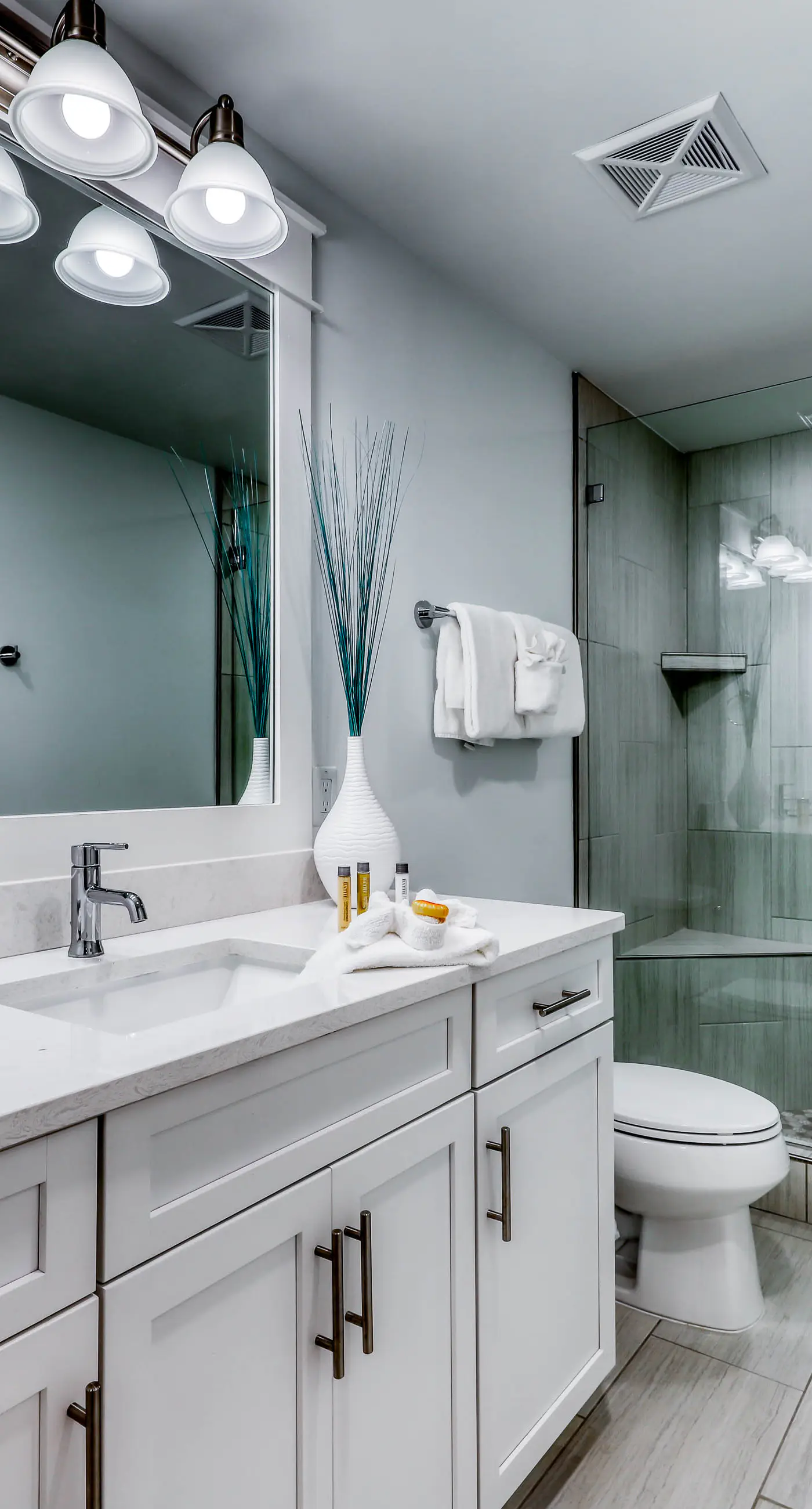 Blu 105 - Gulf-front condo with pools and seasonal beach service in a gated community