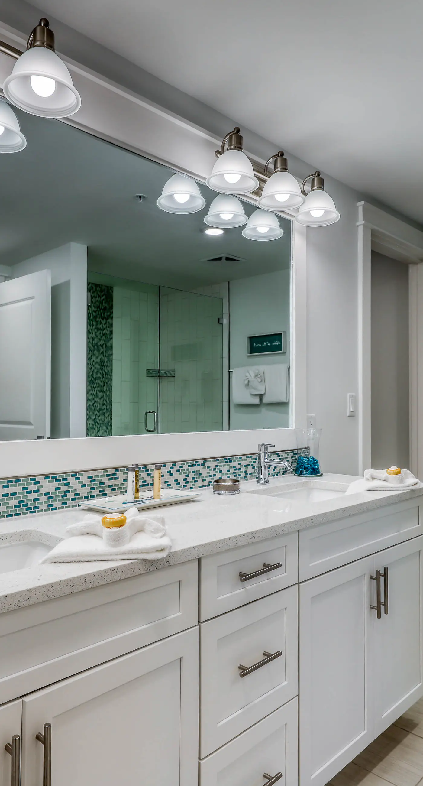 Blu 105 - Gulf-front condo with pools and seasonal beach service in a gated community