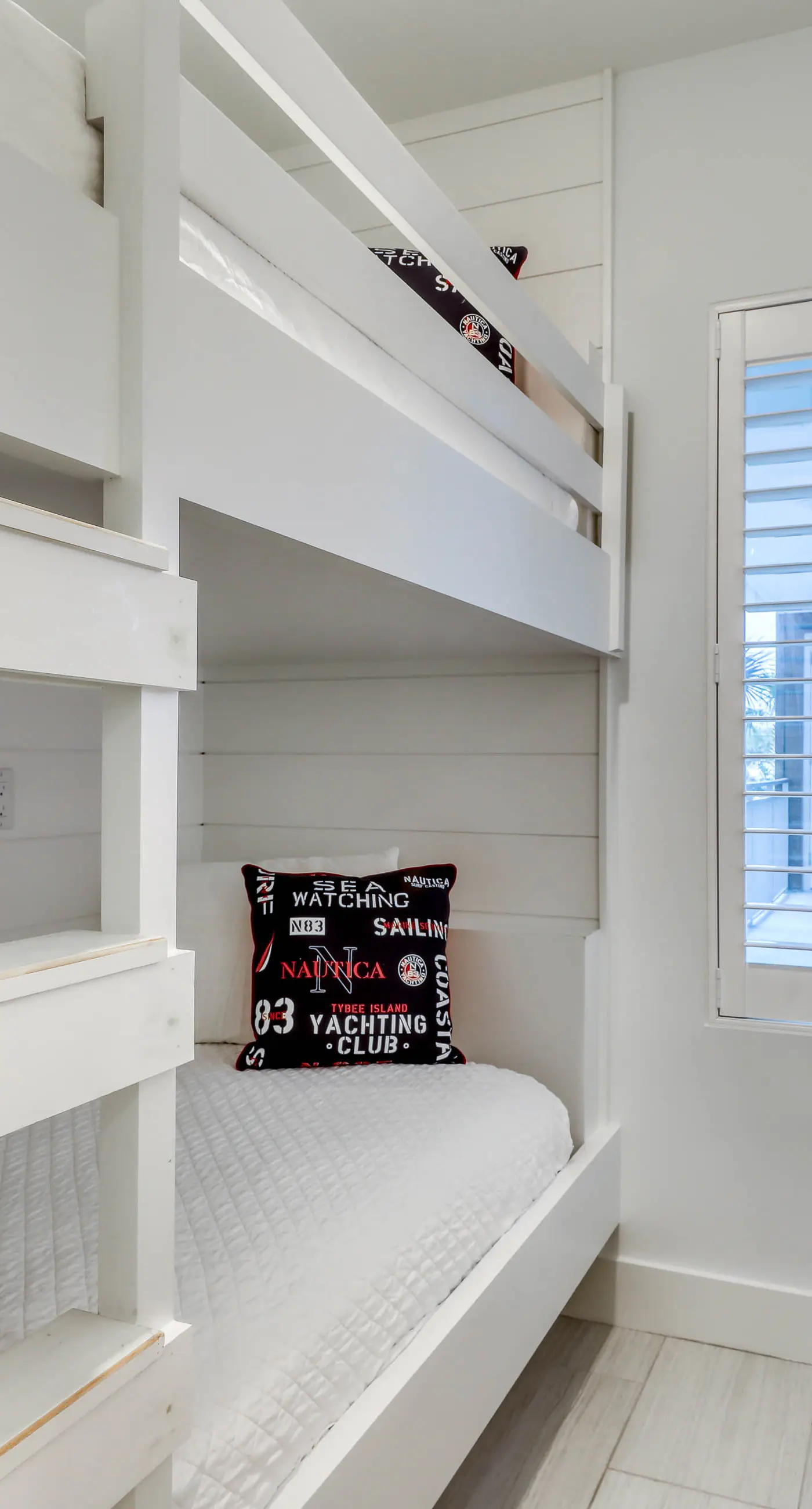 Blu 105 - Gulf-front condo with pools and seasonal beach service in a gated community